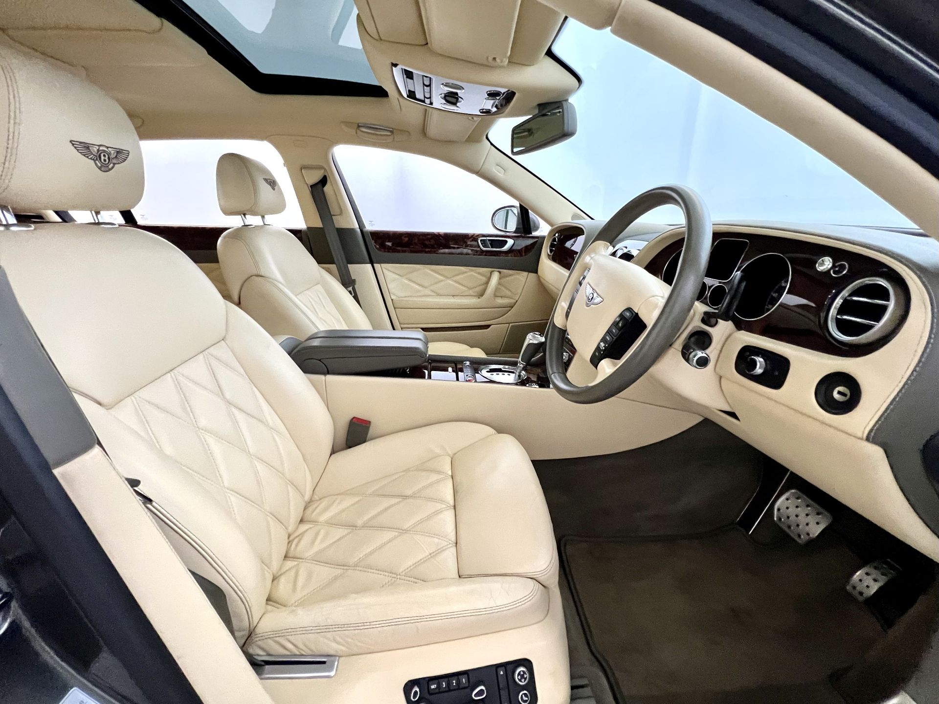 Bentley Flying Spur Mulliner - Image 19 of 47