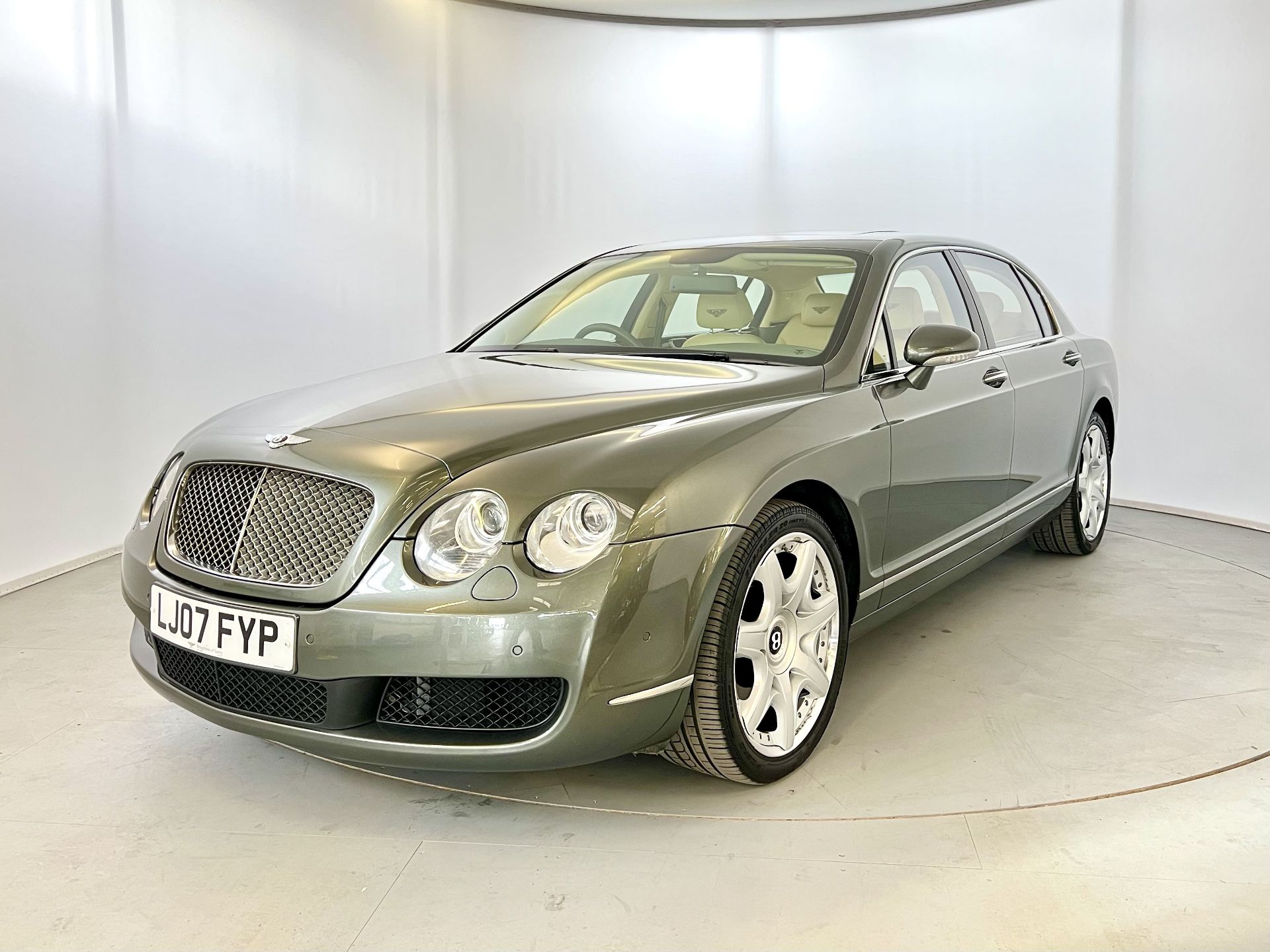 Bentley Flying Spur Mulliner - Image 3 of 47