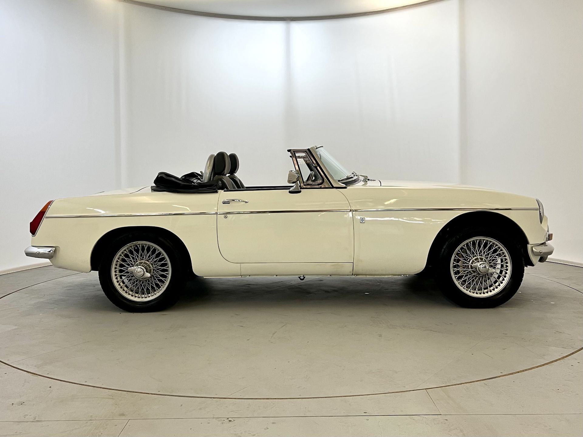 MG B Roadster V8 - Image 11 of 35