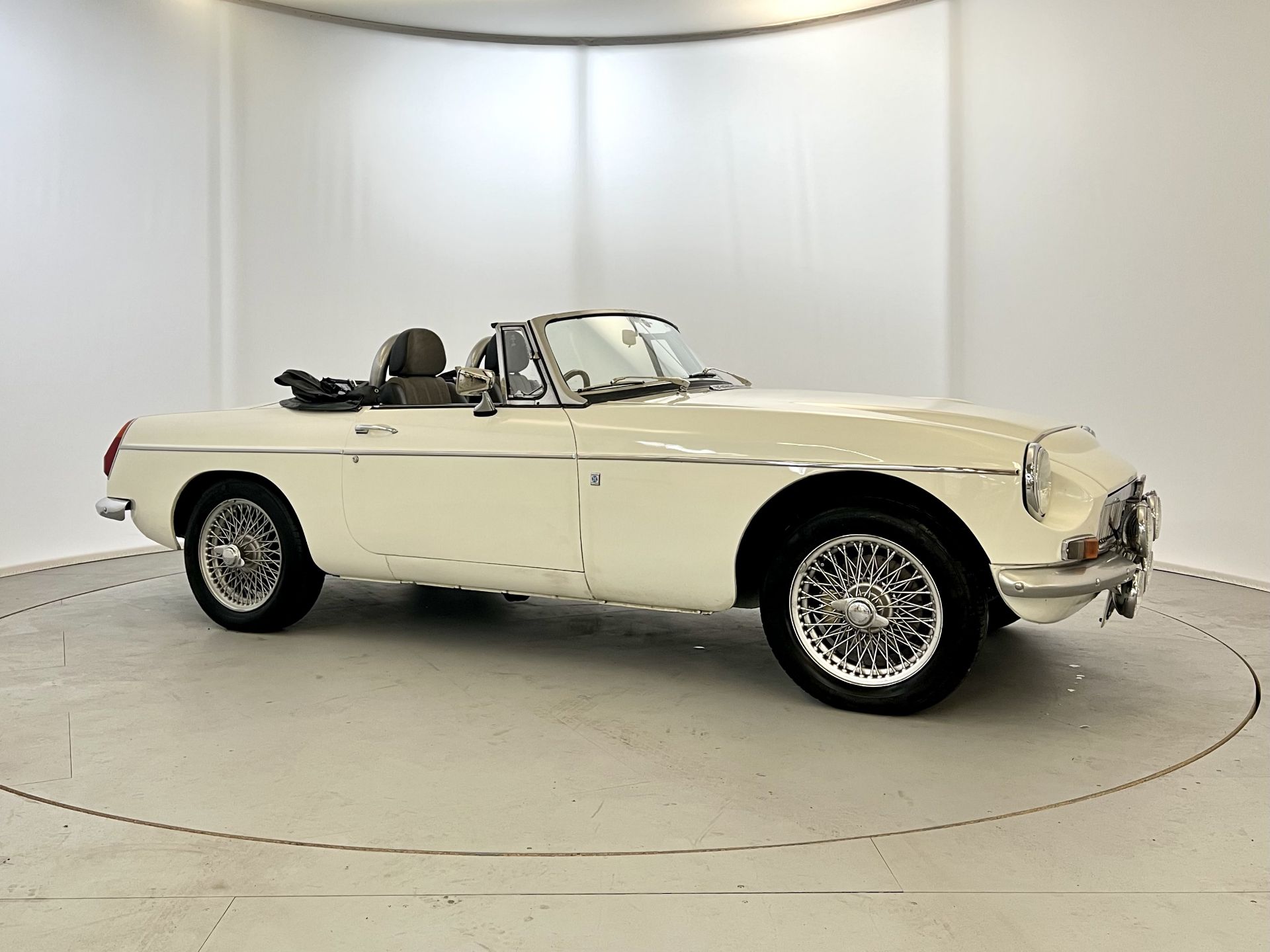 MG B Roadster V8 - Image 12 of 35