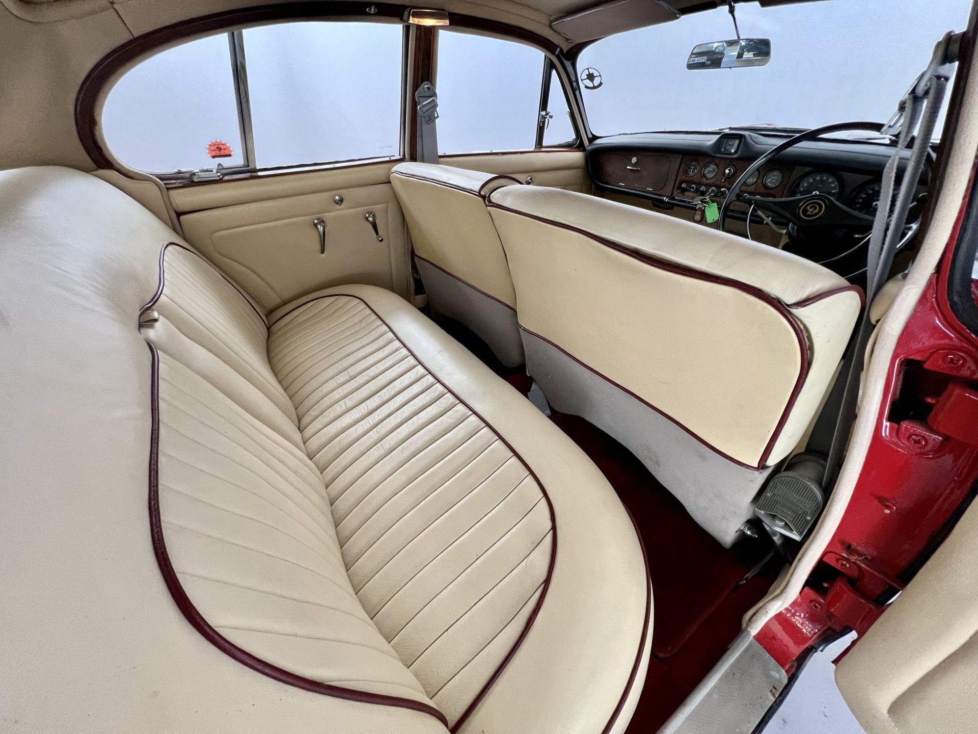 Daimler 420 Sovereign - Image 26 of 36