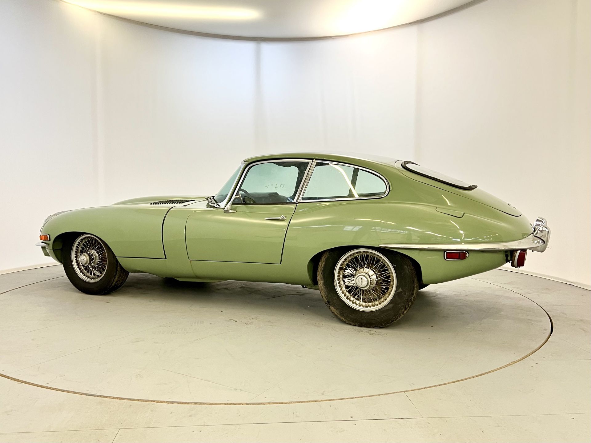 Jaguar E-Type FHC - Image 6 of 33