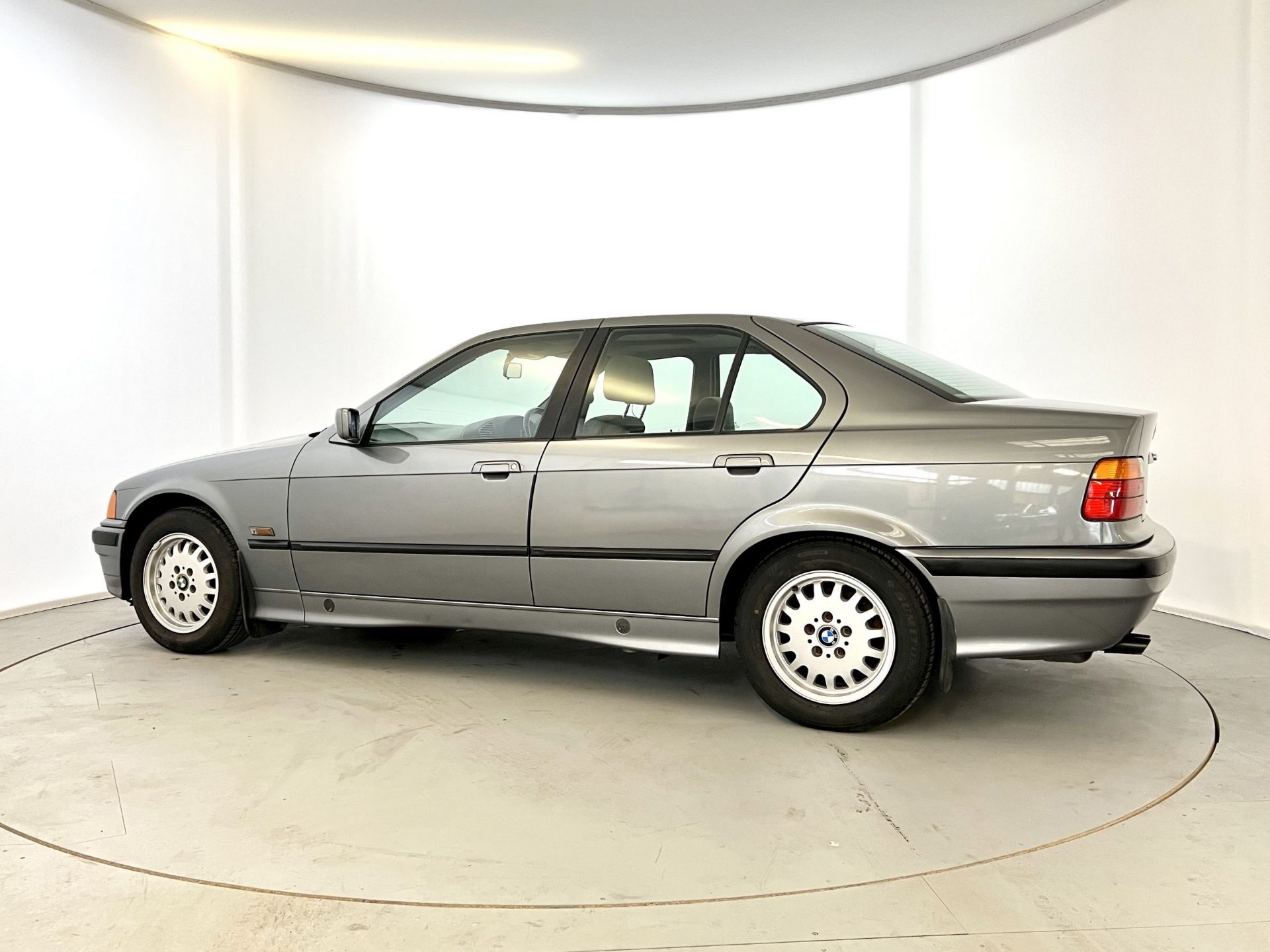 BMW 325i - Image 6 of 35