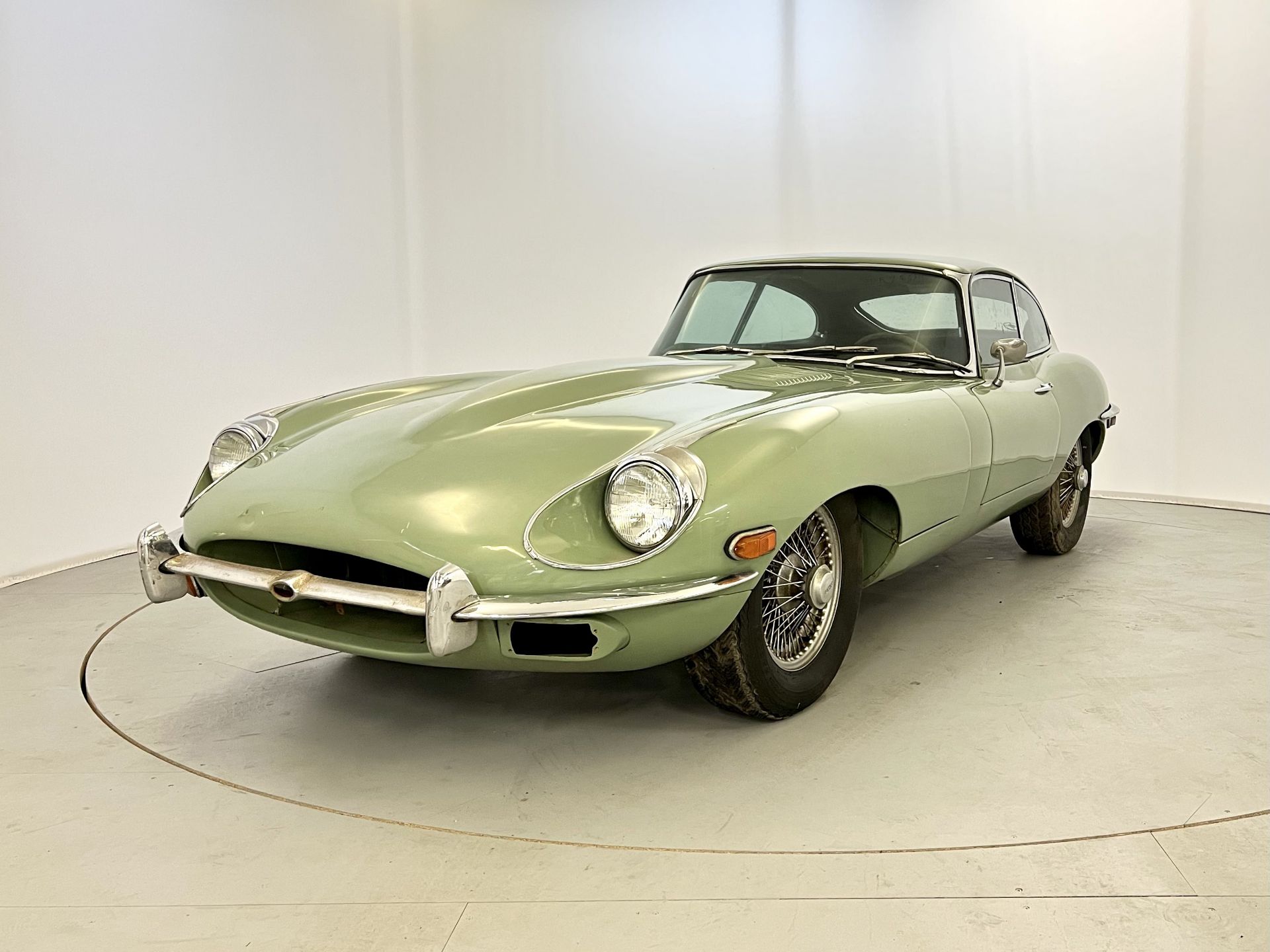 Jaguar E-Type FHC - Image 3 of 33