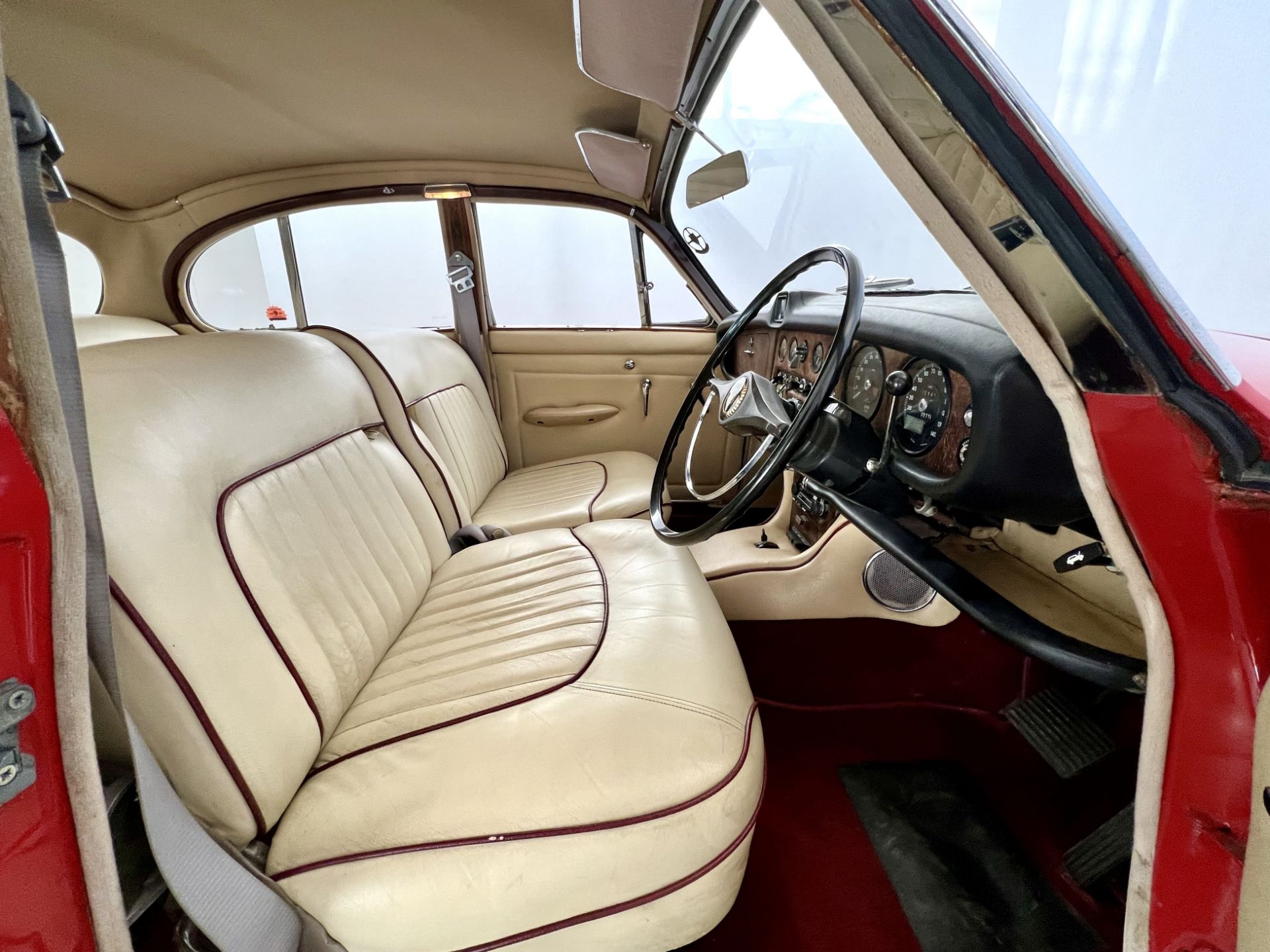 Daimler 420 Sovereign - Image 22 of 36