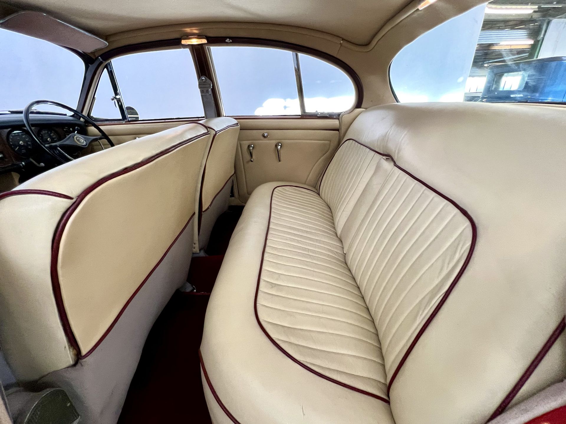 Daimler 420 Sovereign - Image 28 of 36