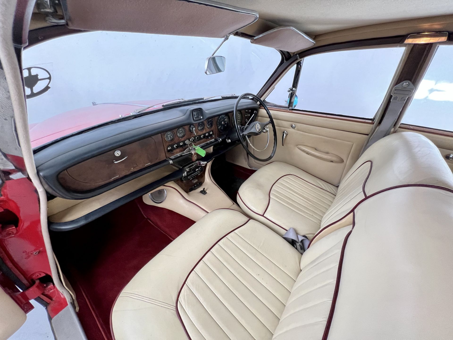 Daimler 420 Sovereign - Image 32 of 36