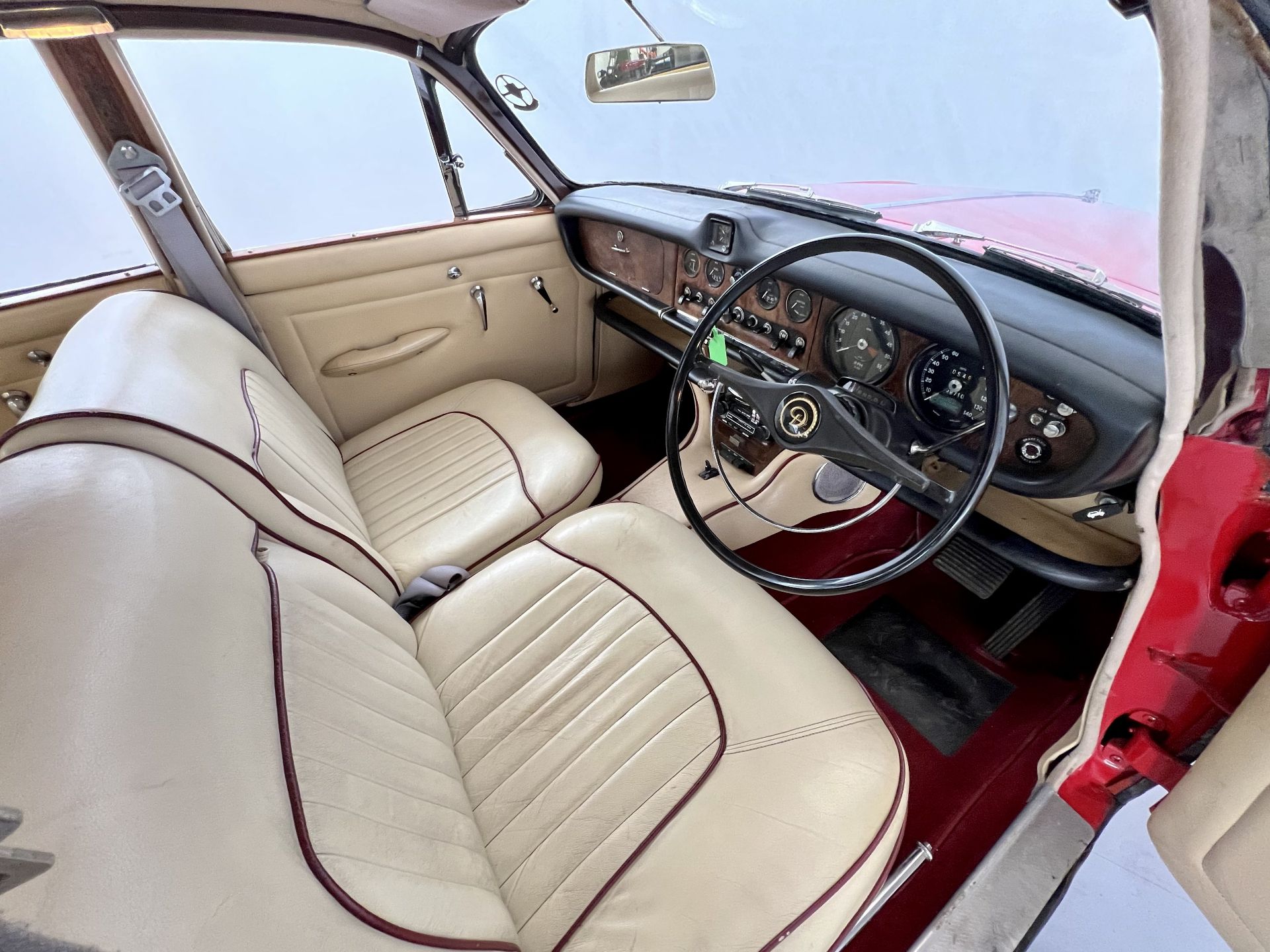 Daimler 420 Sovereign - Image 23 of 36