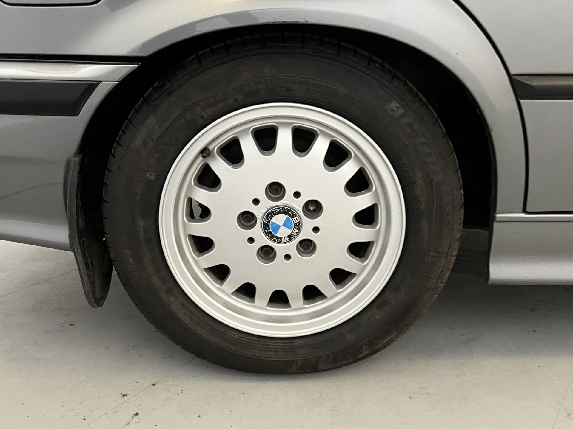 BMW 325i - Image 15 of 35