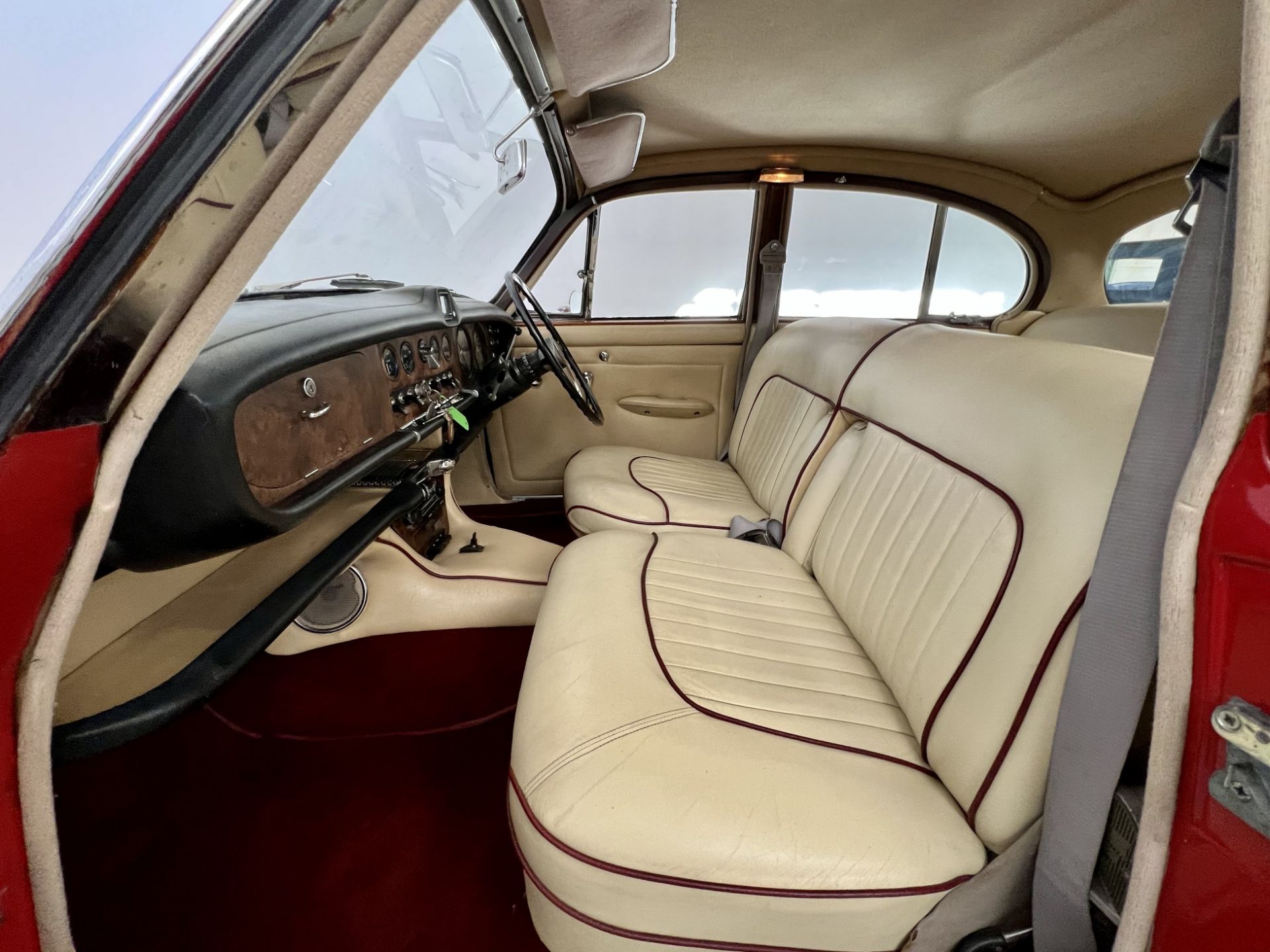 Daimler 420 Sovereign - Image 31 of 36