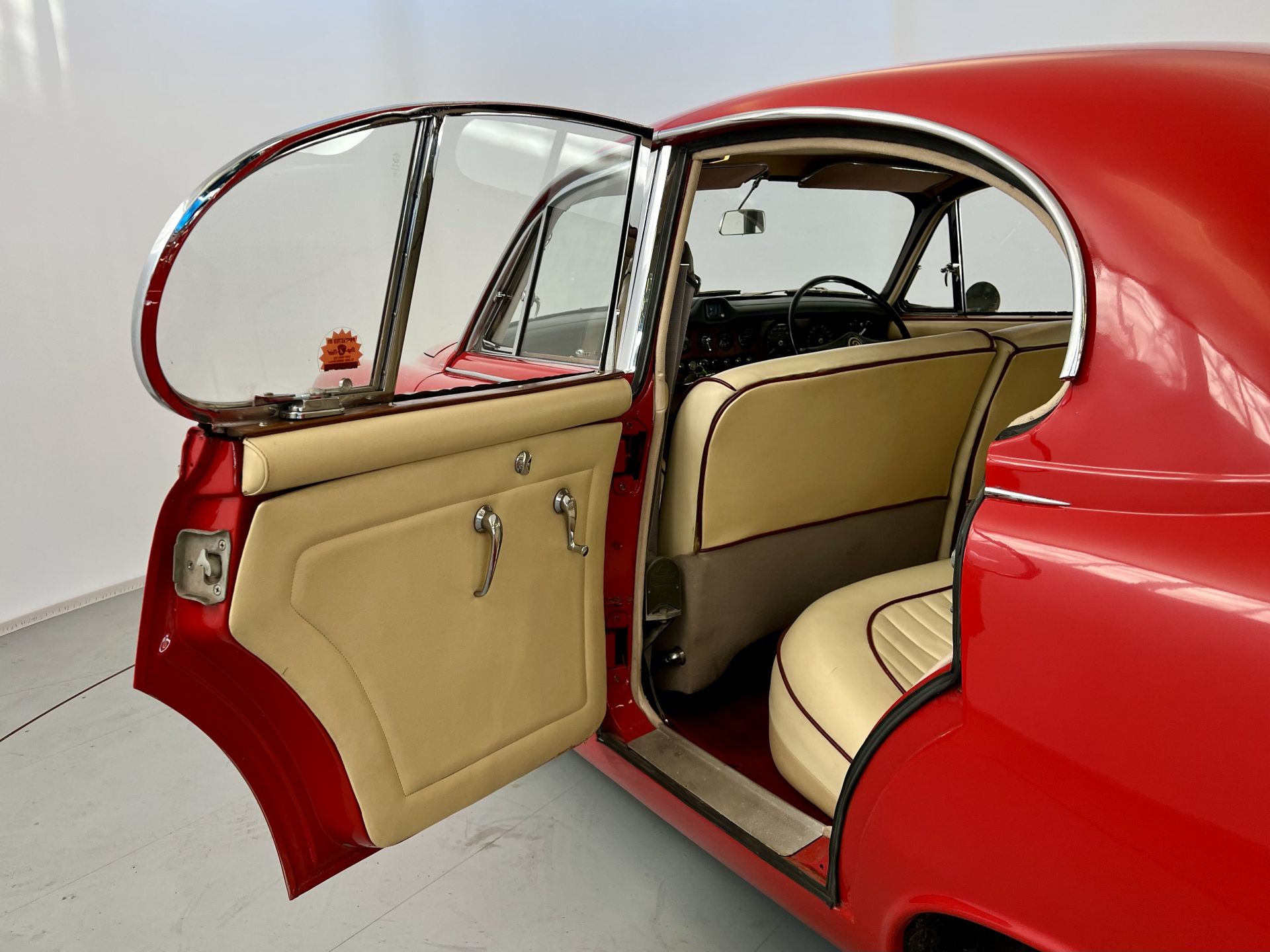 Daimler 420 Sovereign - Image 27 of 36