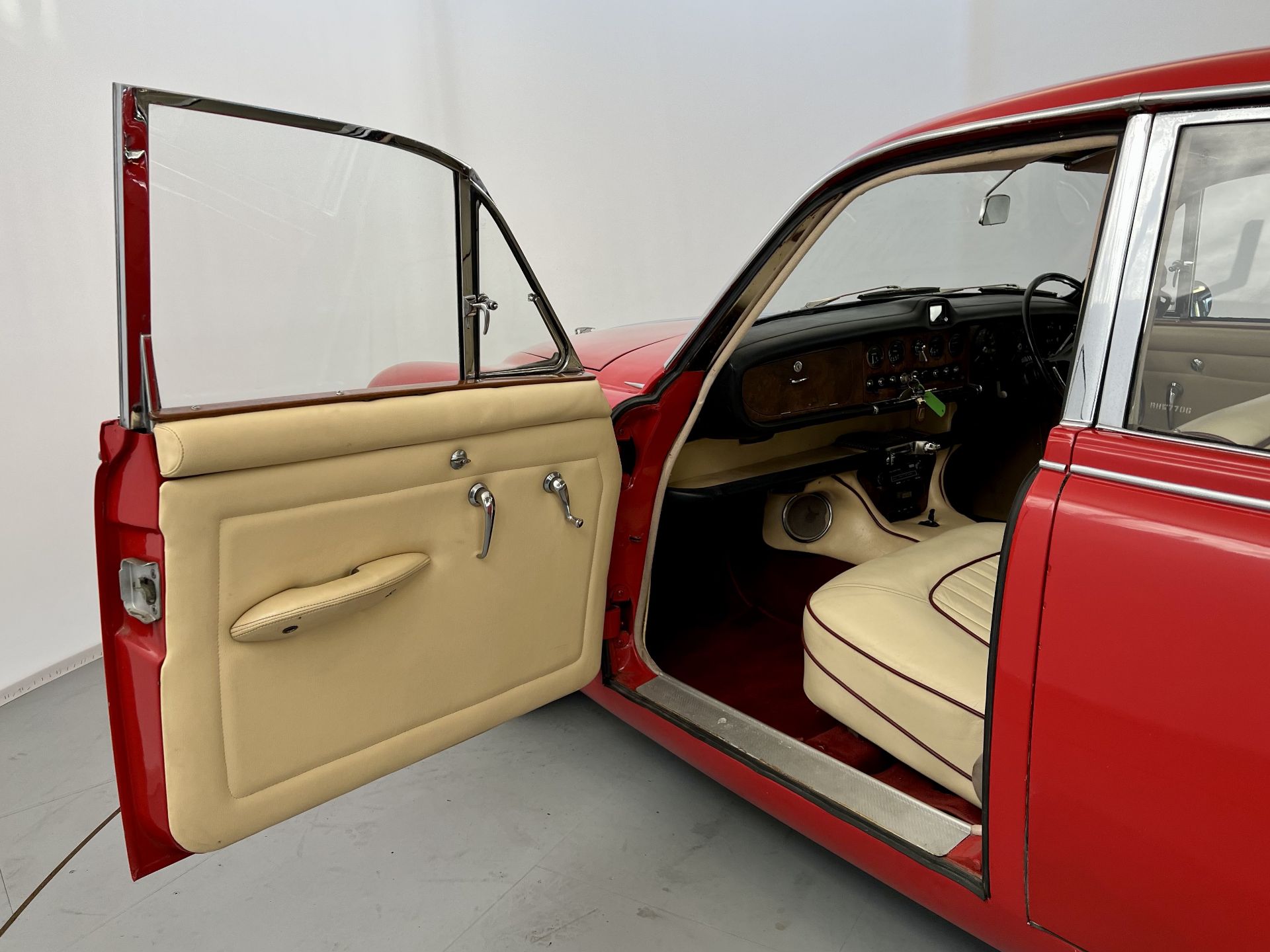 Daimler 420 Sovereign - Image 30 of 36