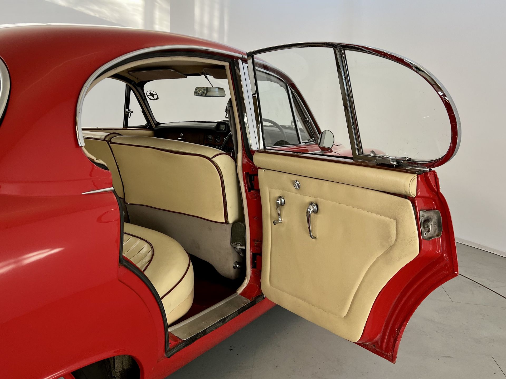 Daimler 420 Sovereign - Image 24 of 36