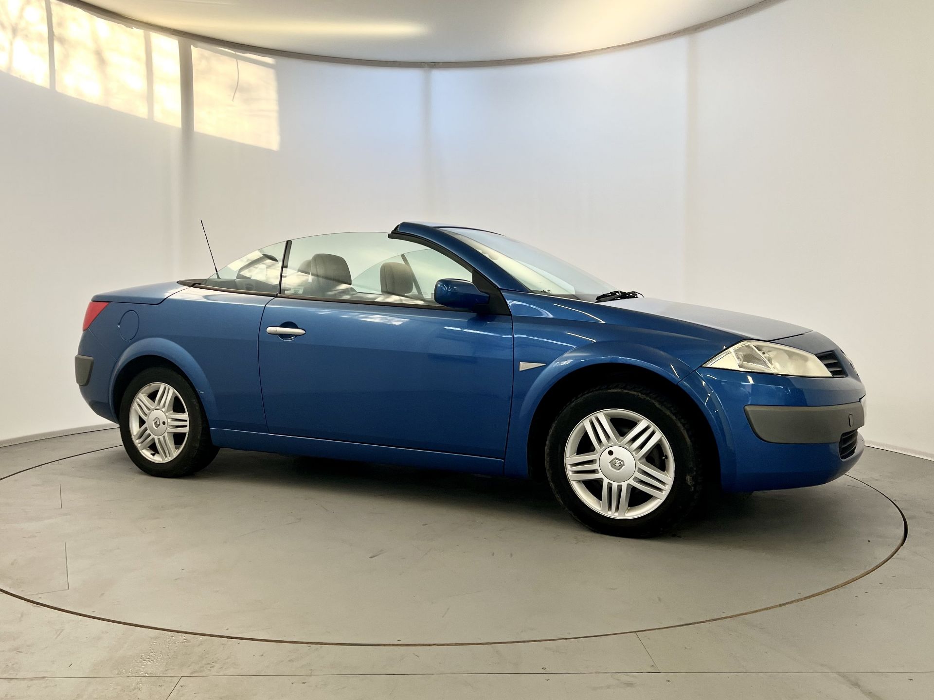 Renault Megane Cabriolet - Image 12 of 34