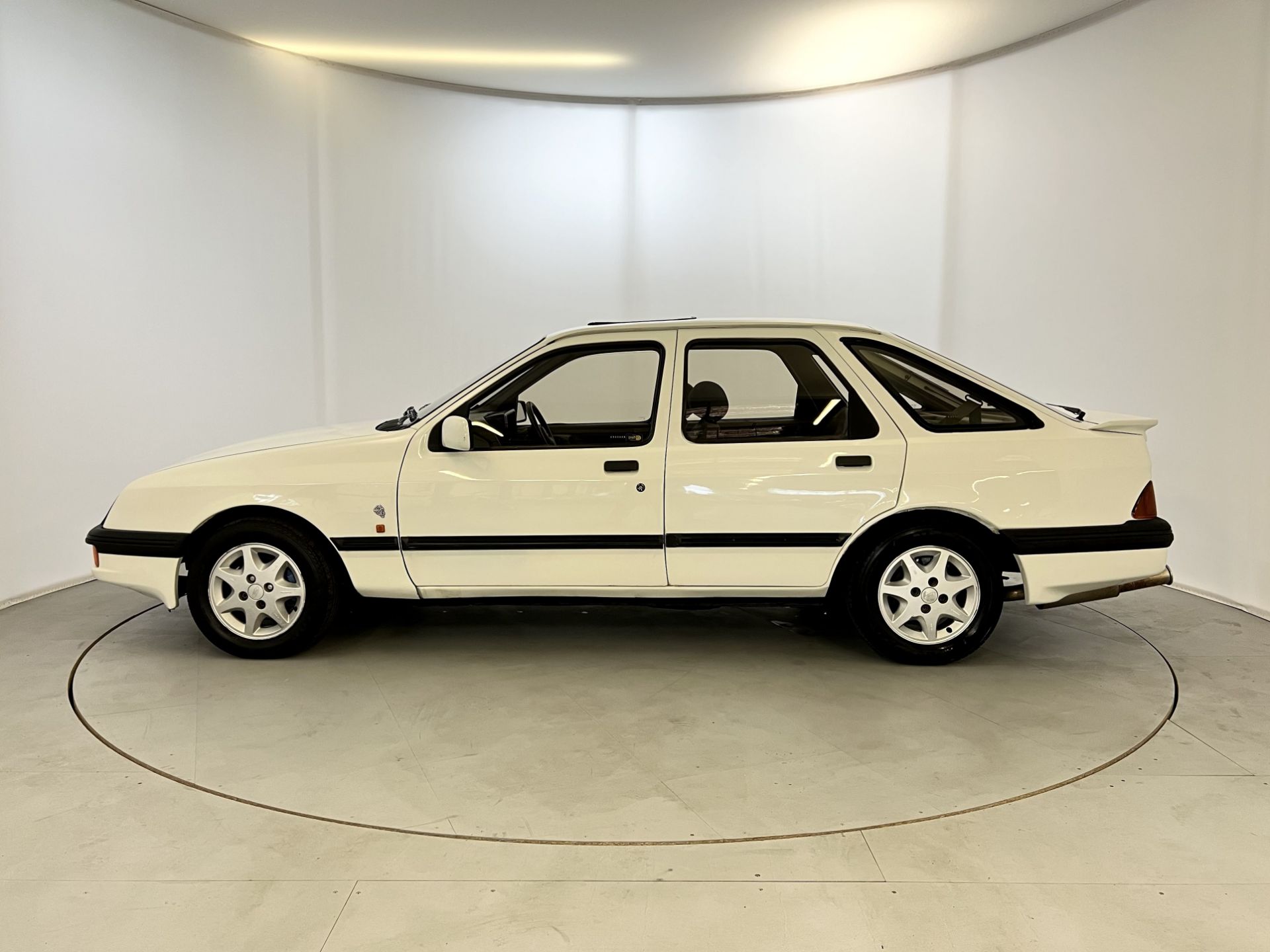 Ford Sierra XR4X4 - Image 5 of 36