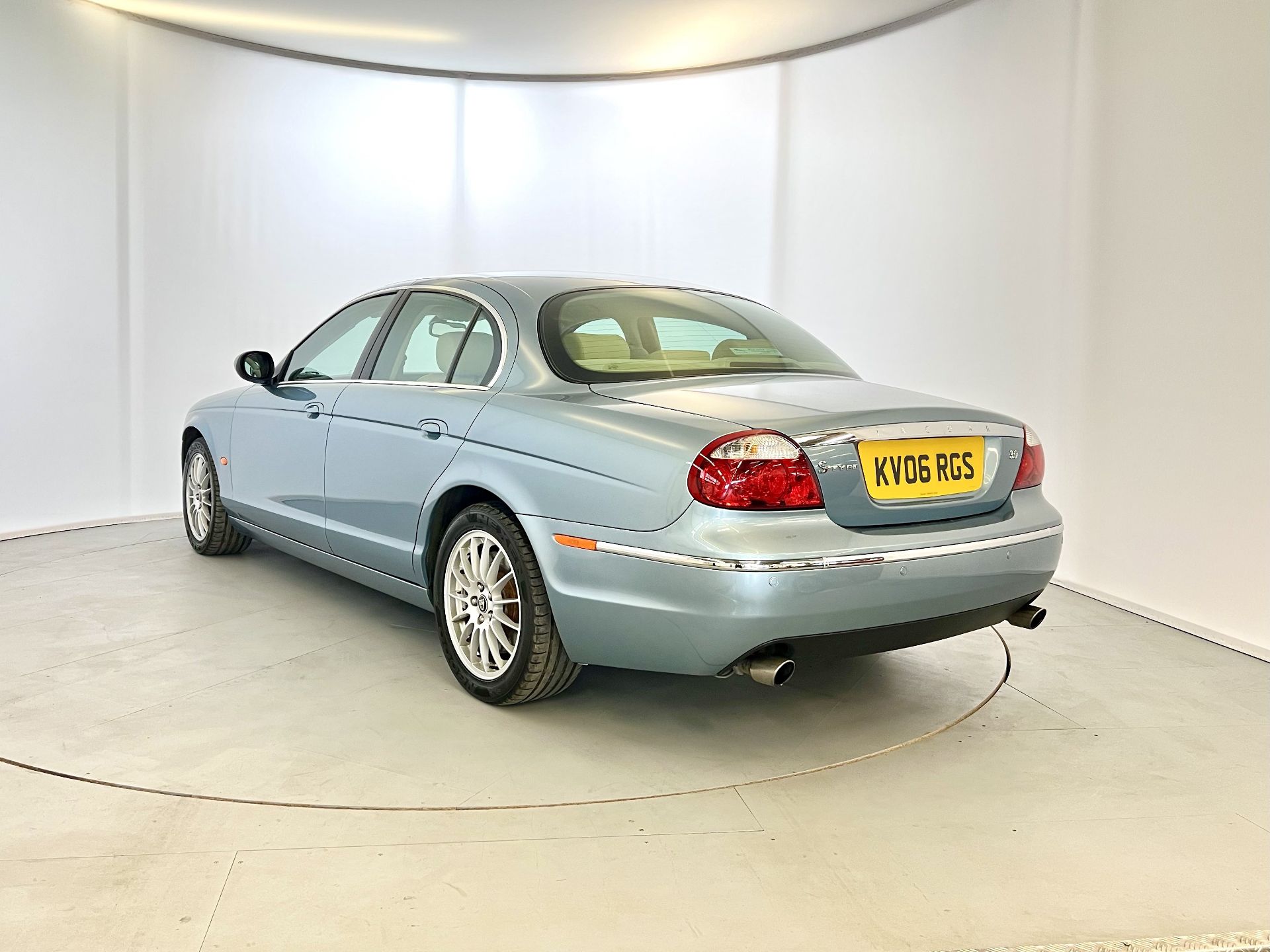 Jaguar S-Type - Image 7 of 39