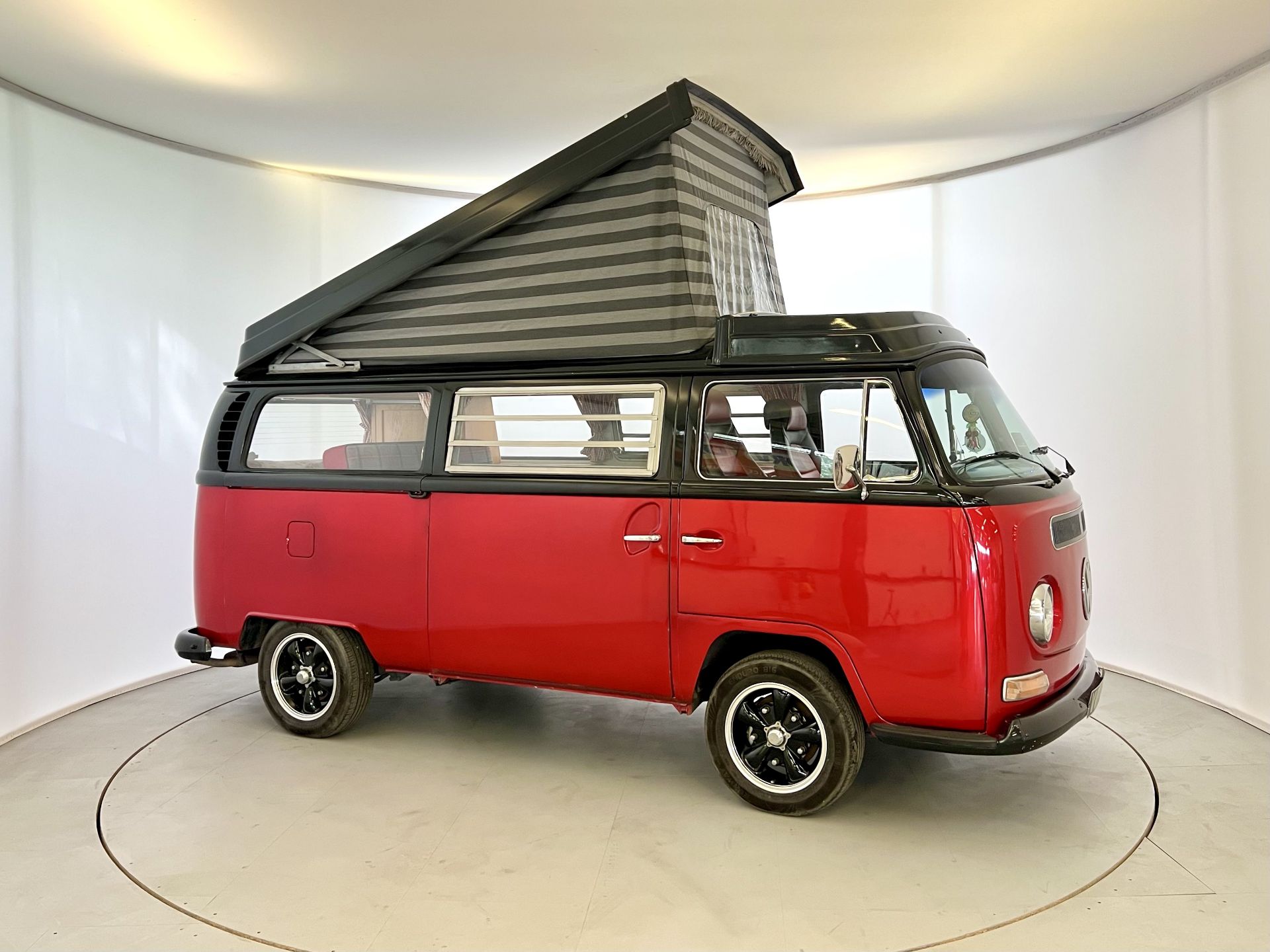 Volkswagen T2 - Image 18 of 65