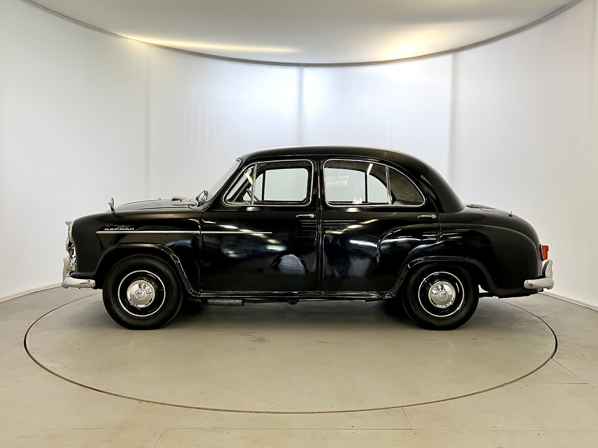 Morris Oxford Series II - Image 5 of 36