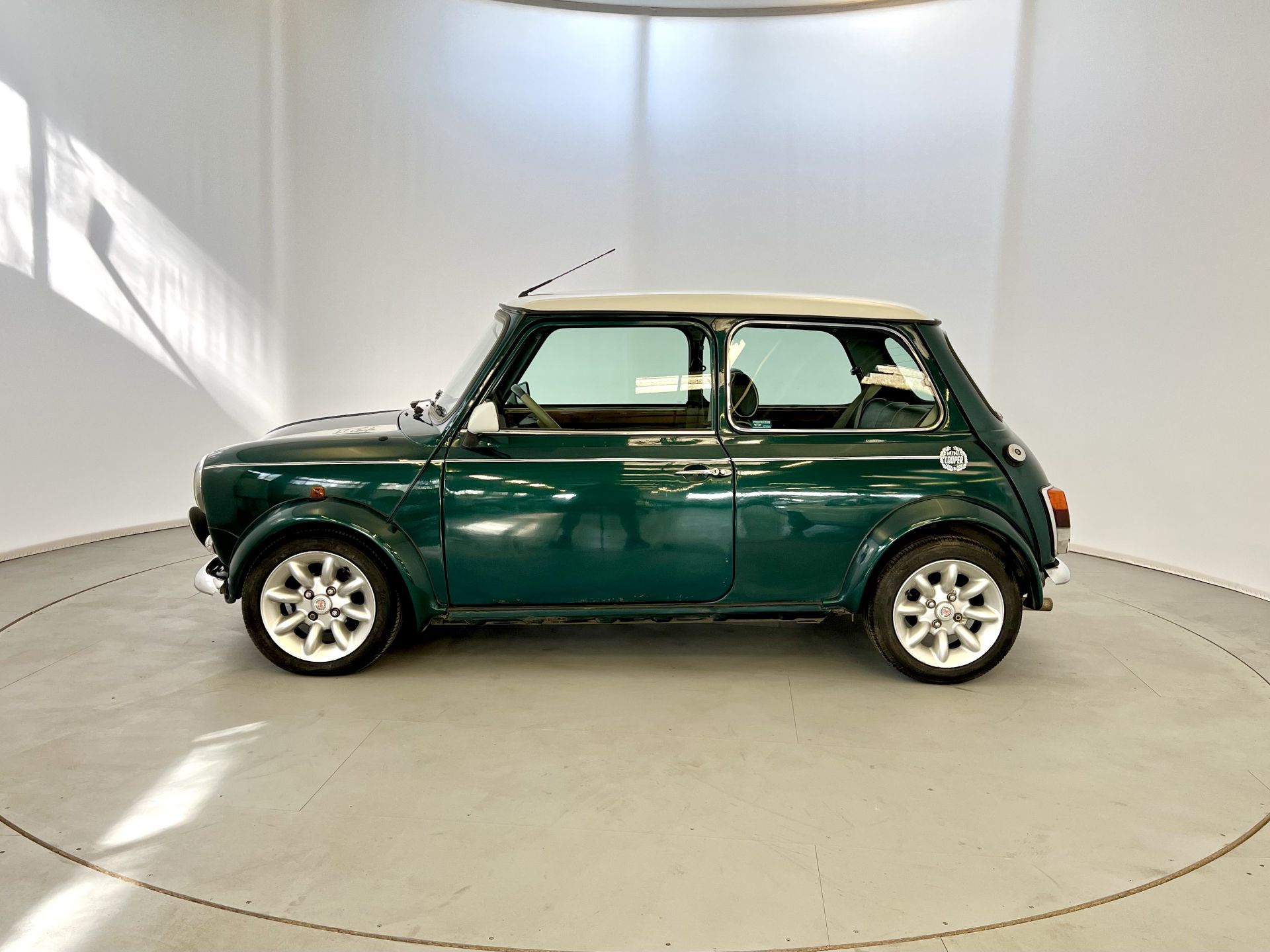 Mini Cooper - Image 5 of 32