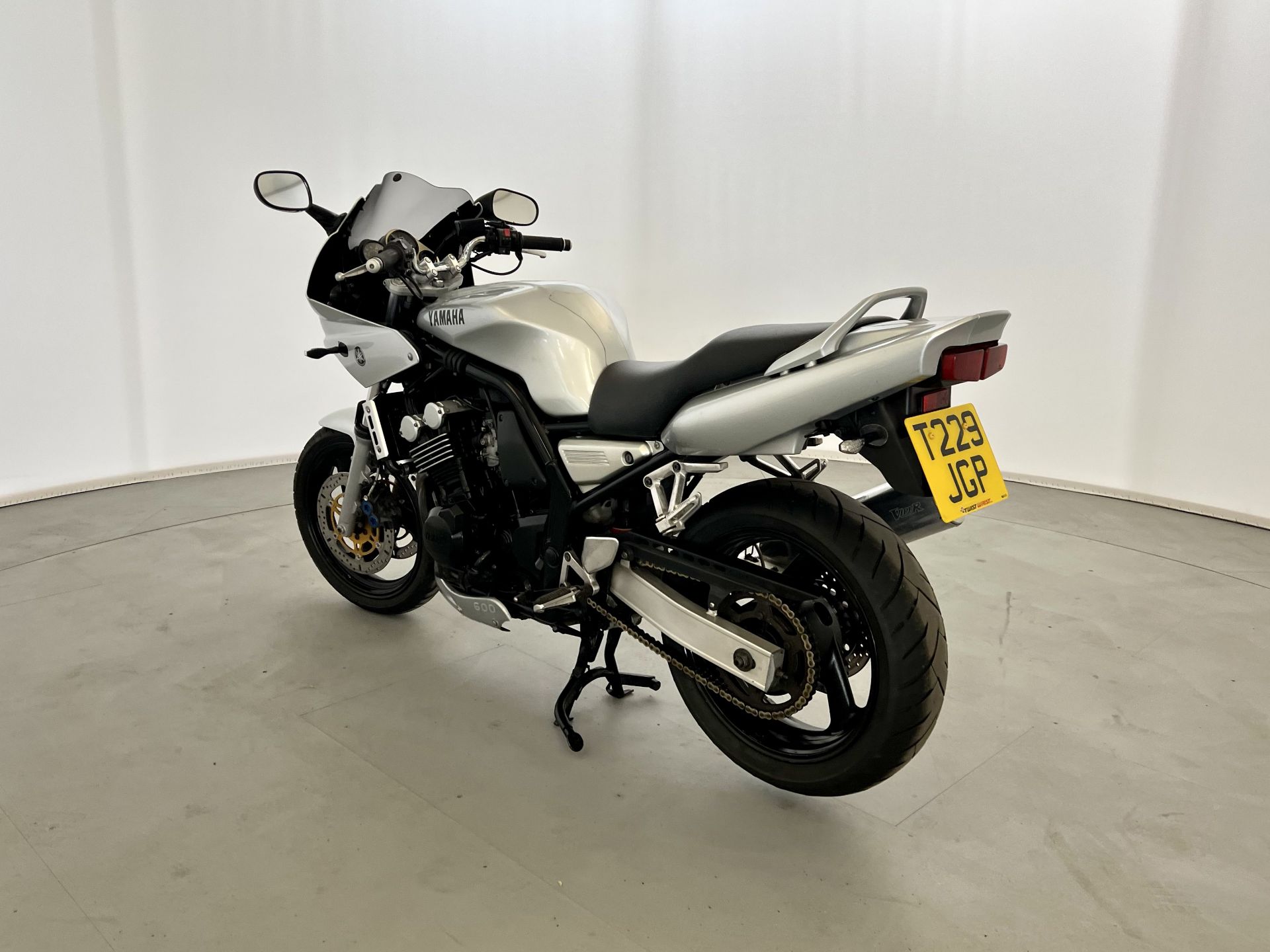 Yamaha FZS 600 - Image 5 of 18