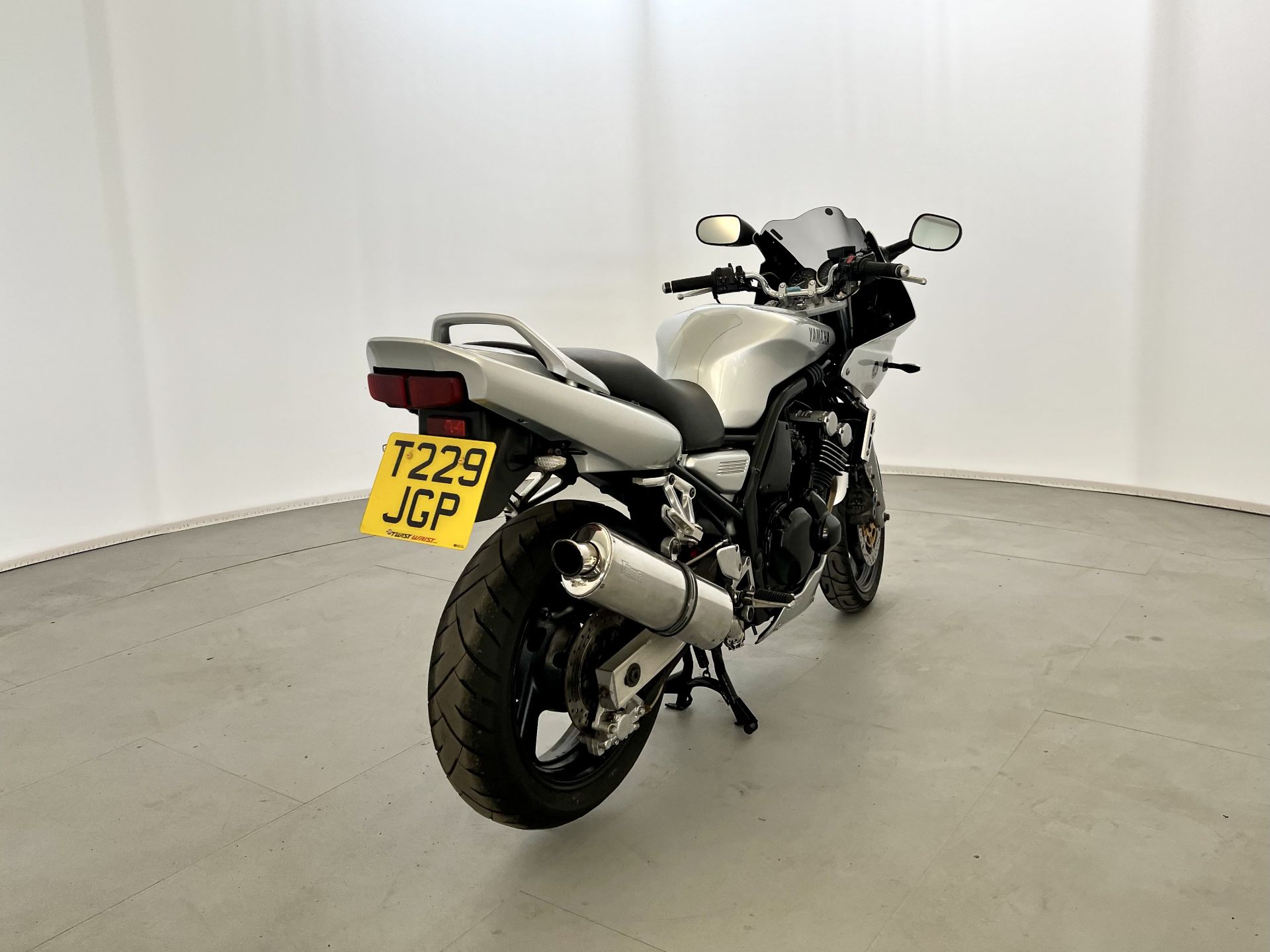 Yamaha FZS 600 - Image 6 of 18