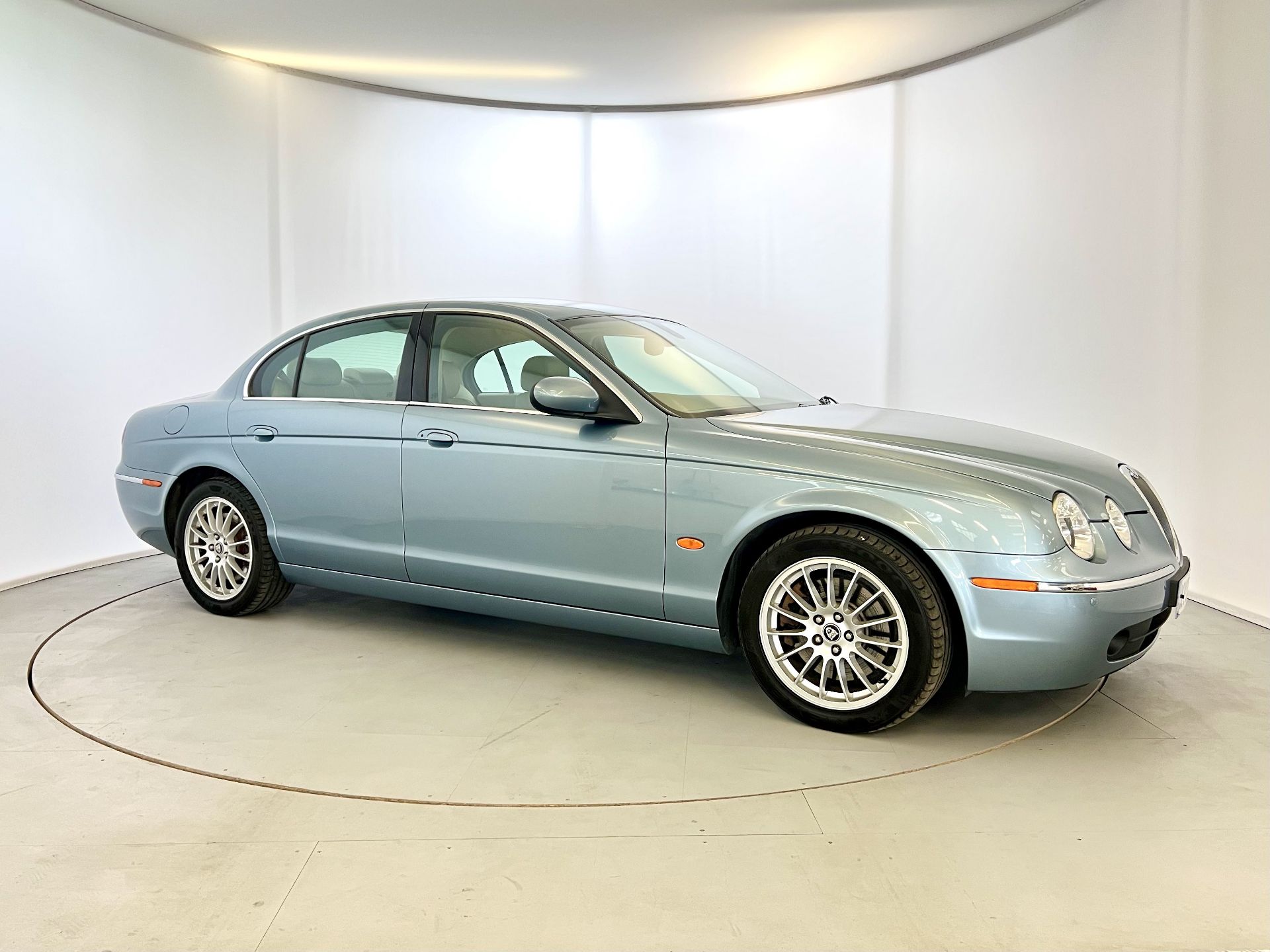 Jaguar S-Type - Image 12 of 39