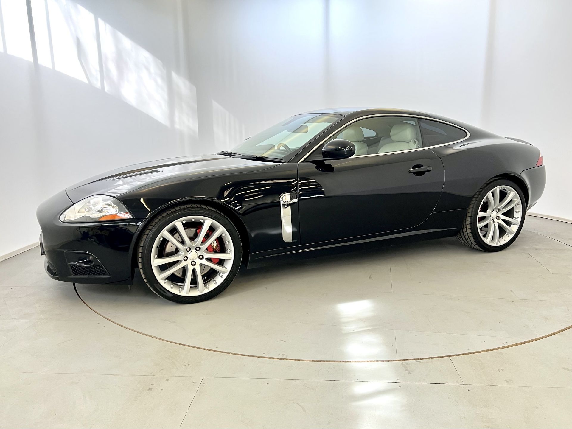 Jaguar XKR - Image 4 of 38