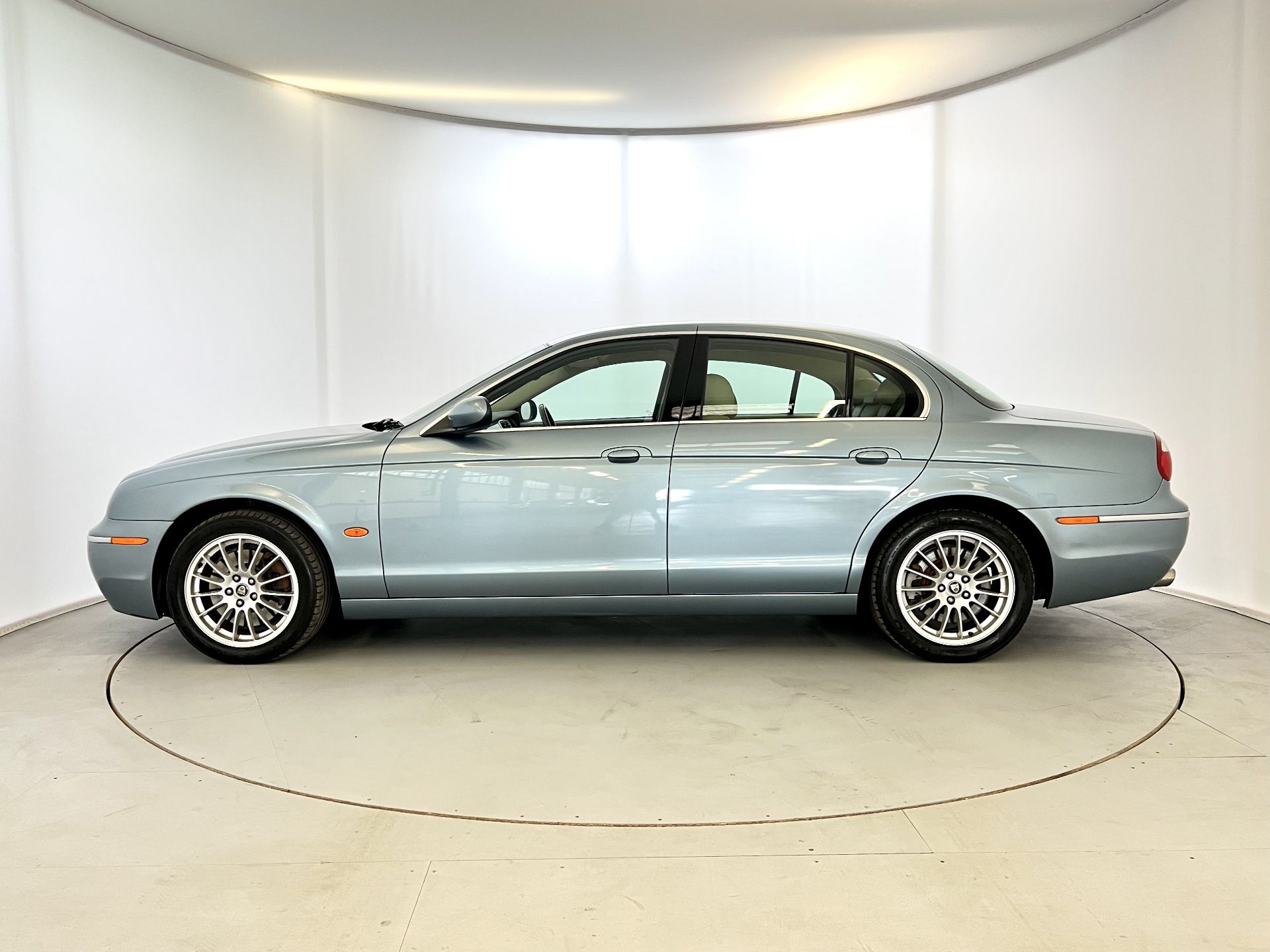 Jaguar S-Type - Image 5 of 39