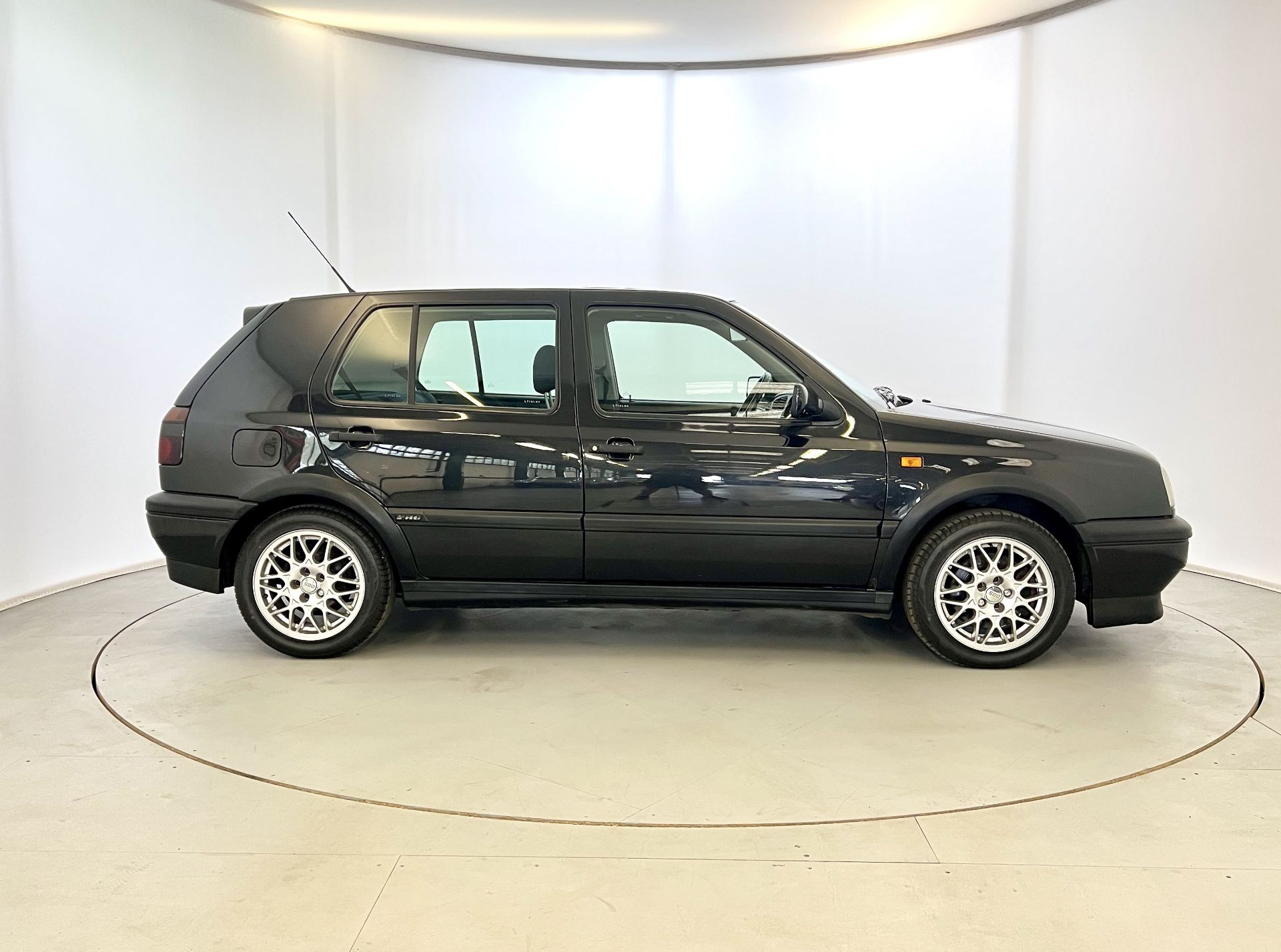 Volkswagen Golf VR6 - Image 11 of 33