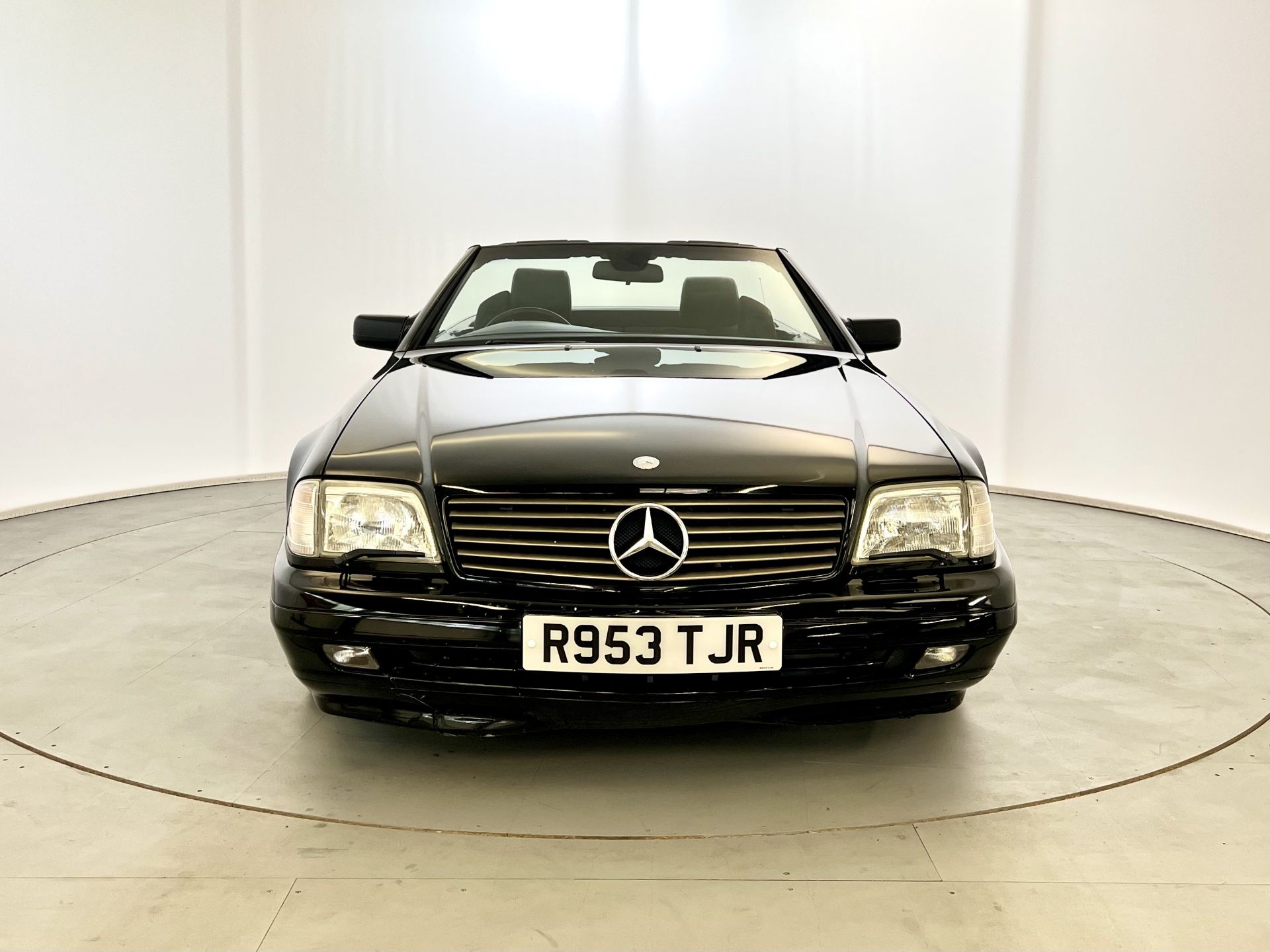 Mercedes SL320 - Image 2 of 48