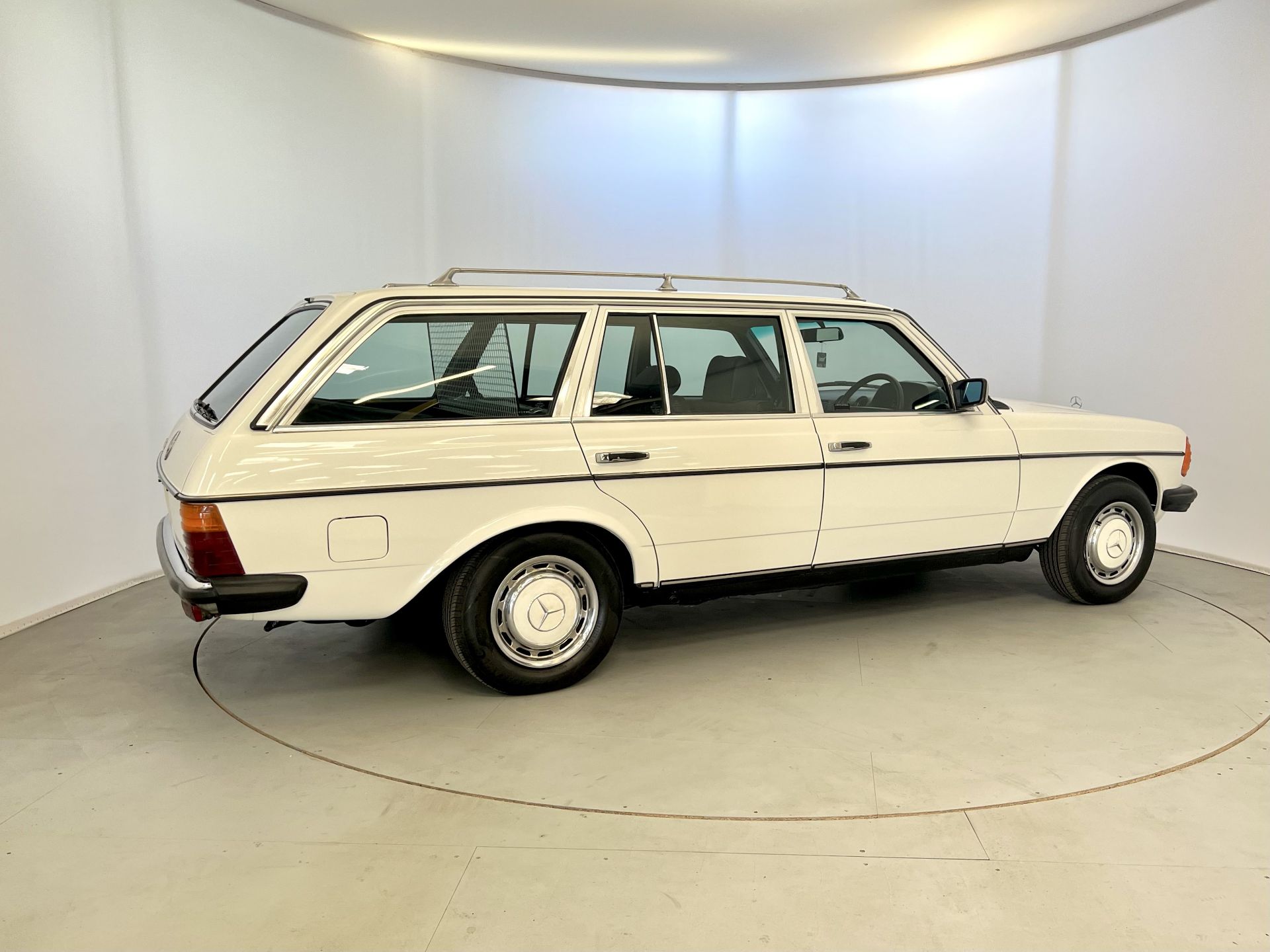 Mercedes-Benz 200T - Image 10 of 34