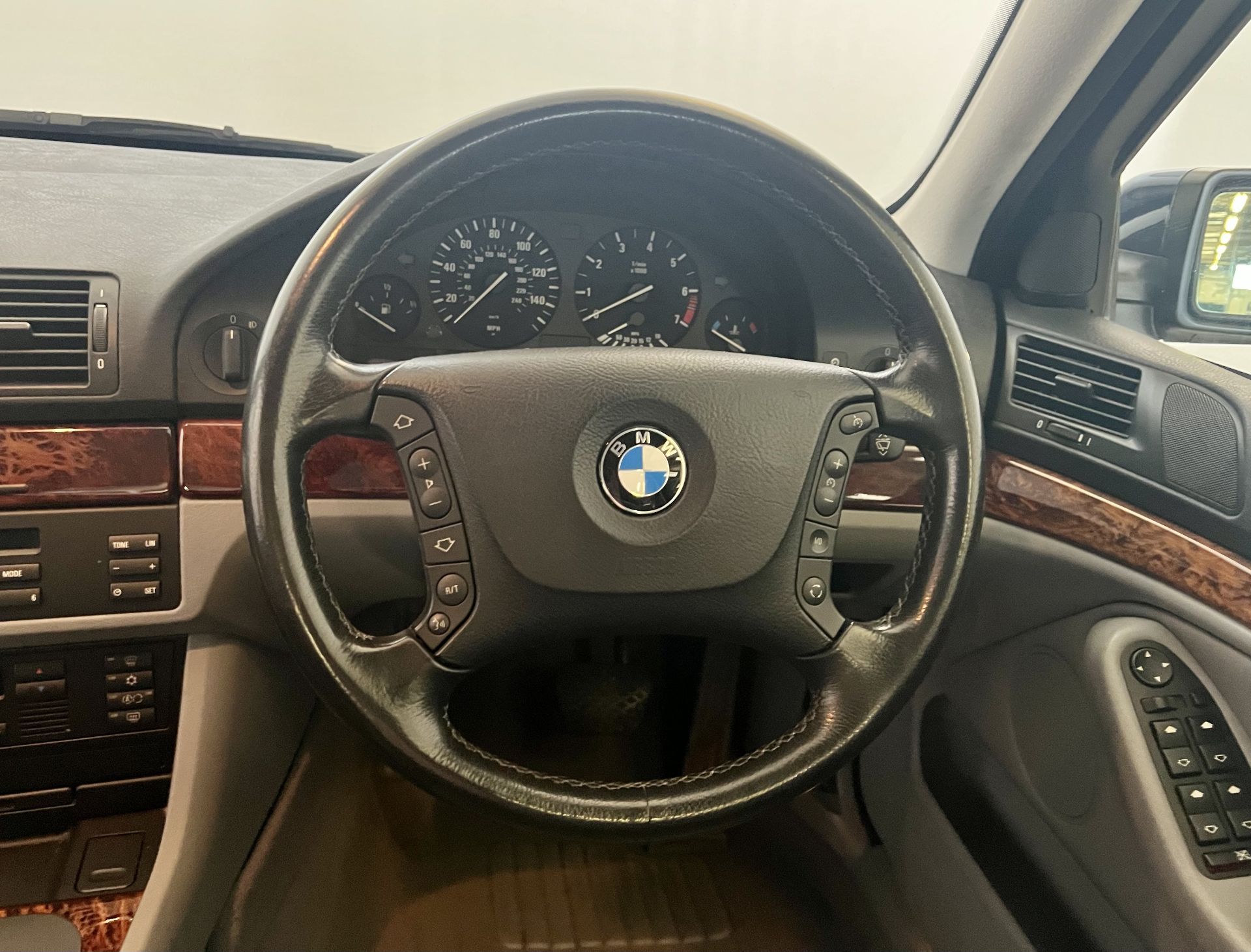 BMW 525i - Image 30 of 37