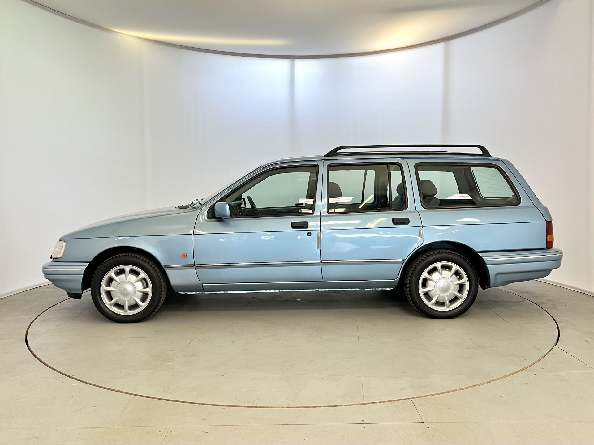 Ford Sierra GLX - Image 5 of 33