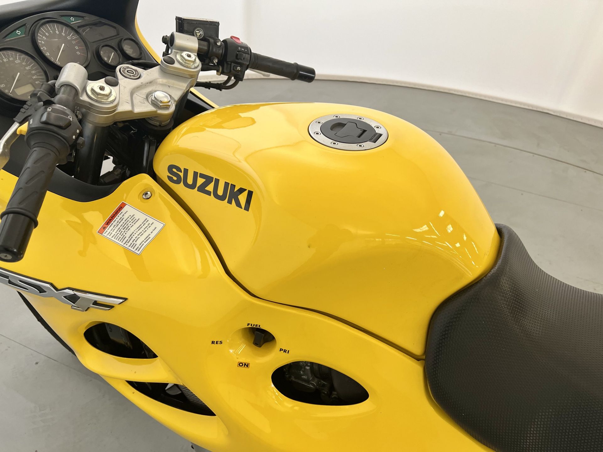 Suzuki GSX 600FX - Image 13 of 21