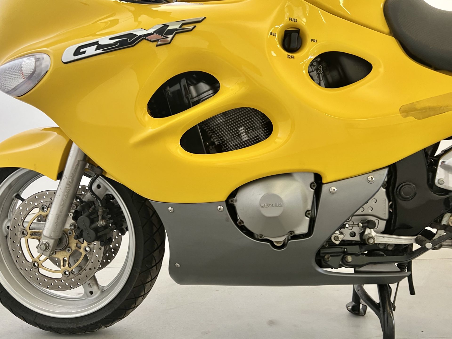 Suzuki GSX 600FX - Image 11 of 21