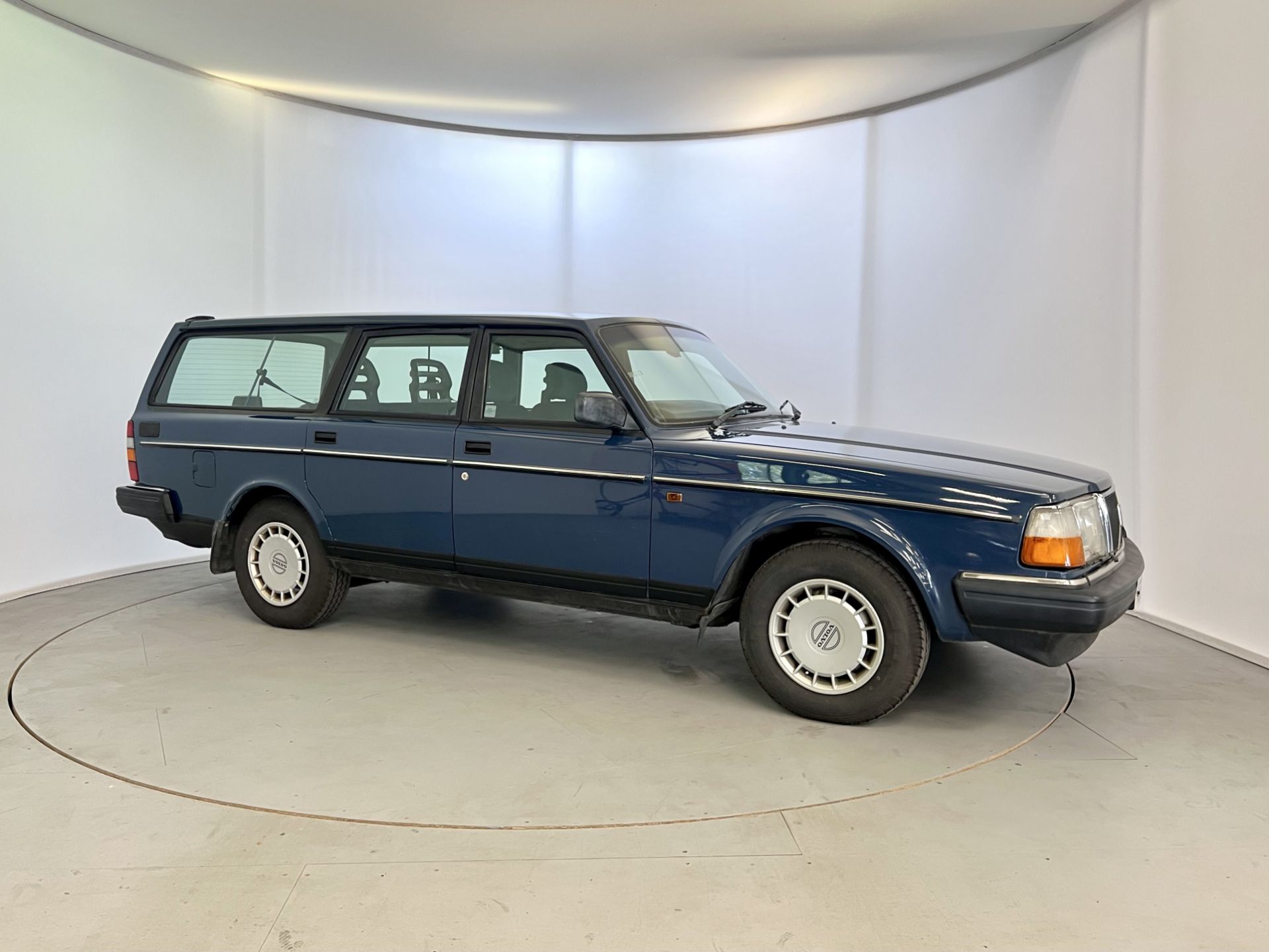 Volvo 240 - Image 12 of 33