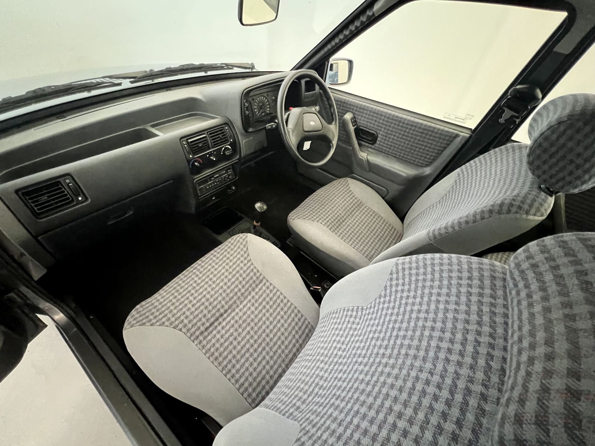 Ford Orion DX - Image 27 of 34