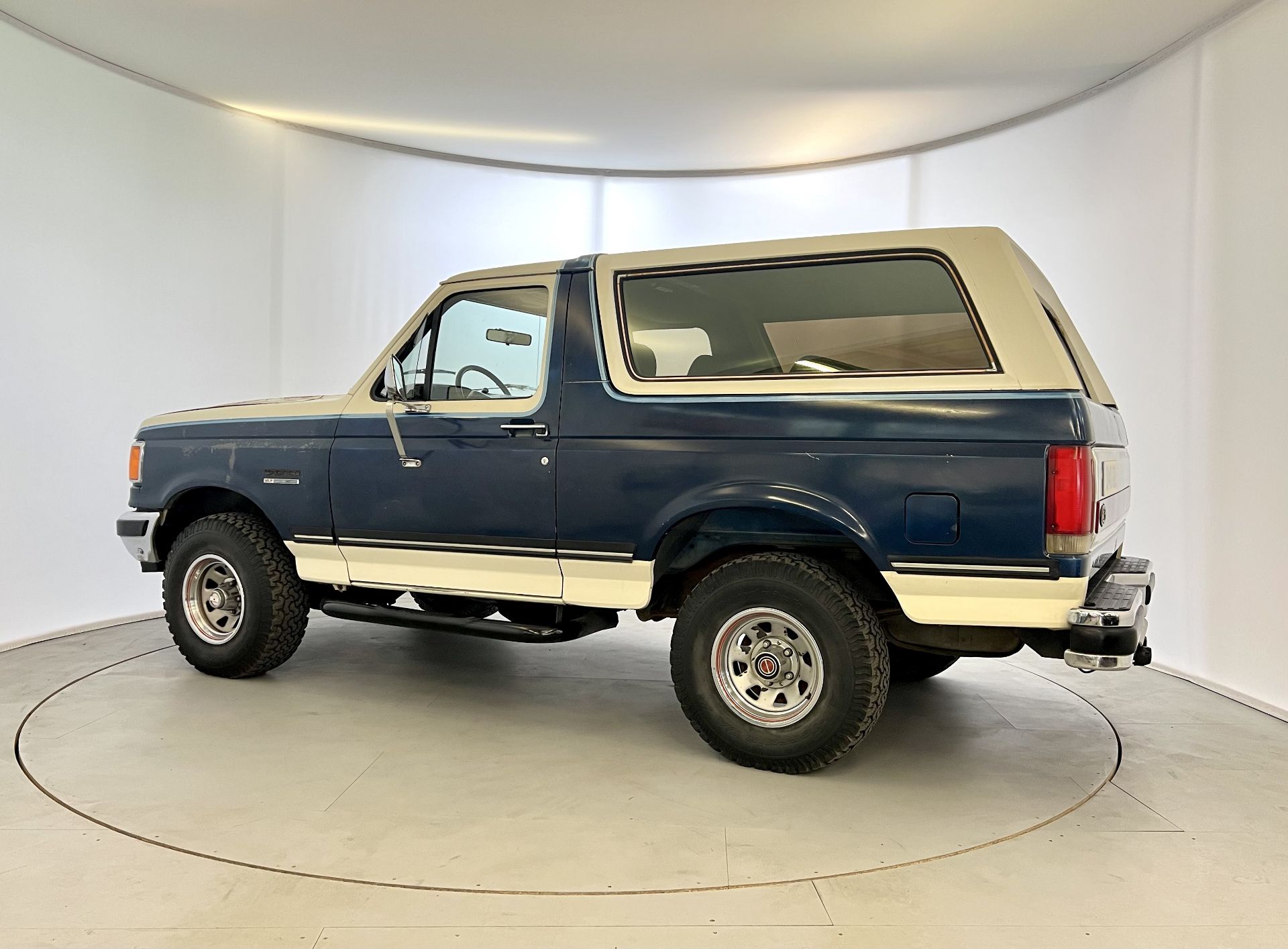 Ford Bronco XLT - Image 6 of 33