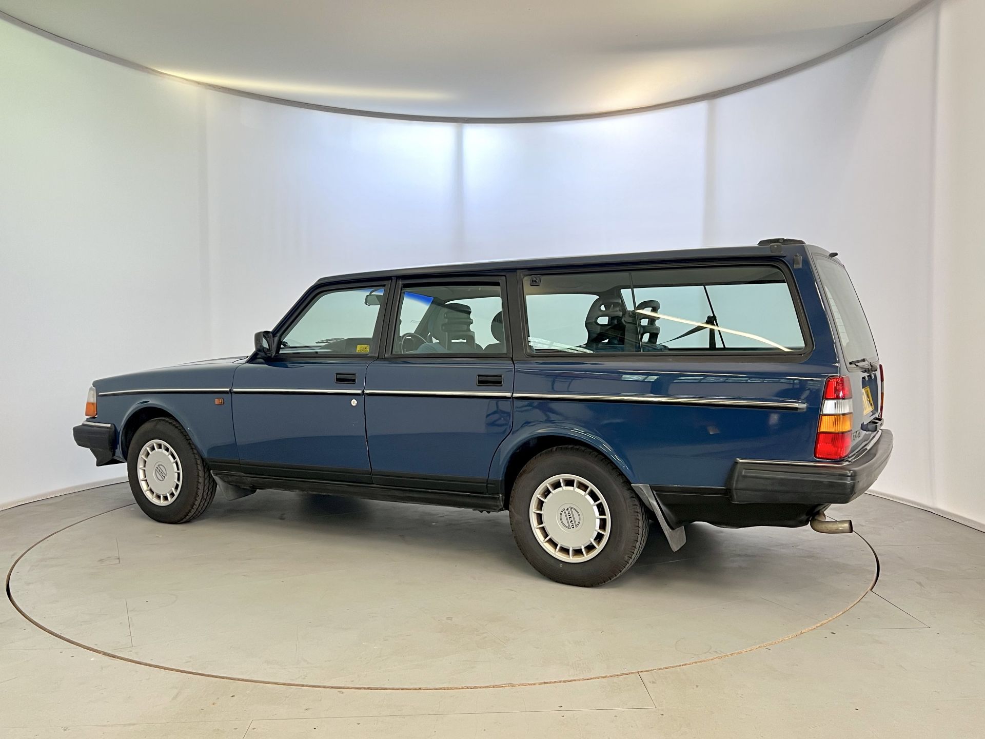 Volvo 240 - Image 6 of 33