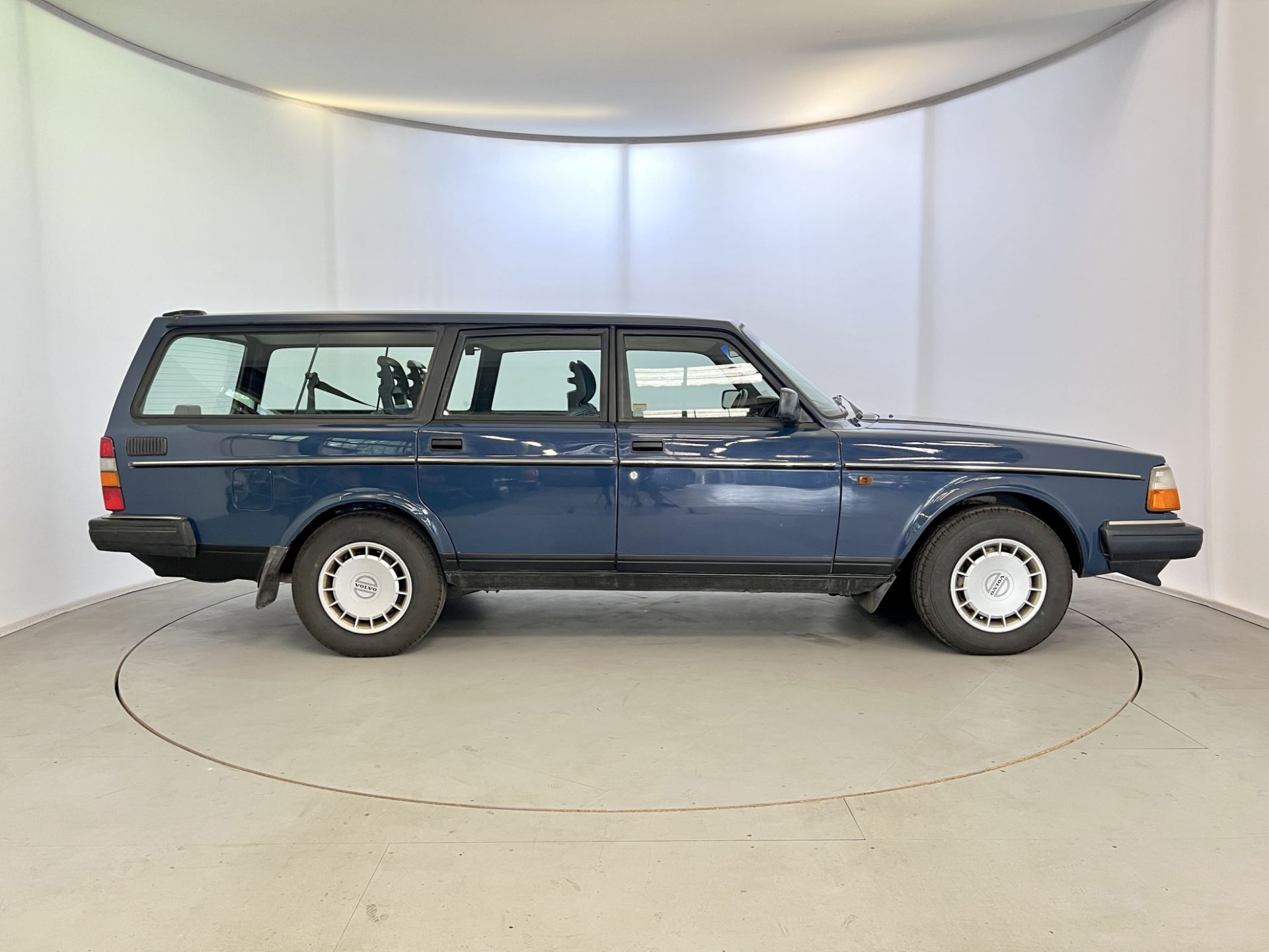 Volvo 240 - Image 11 of 33