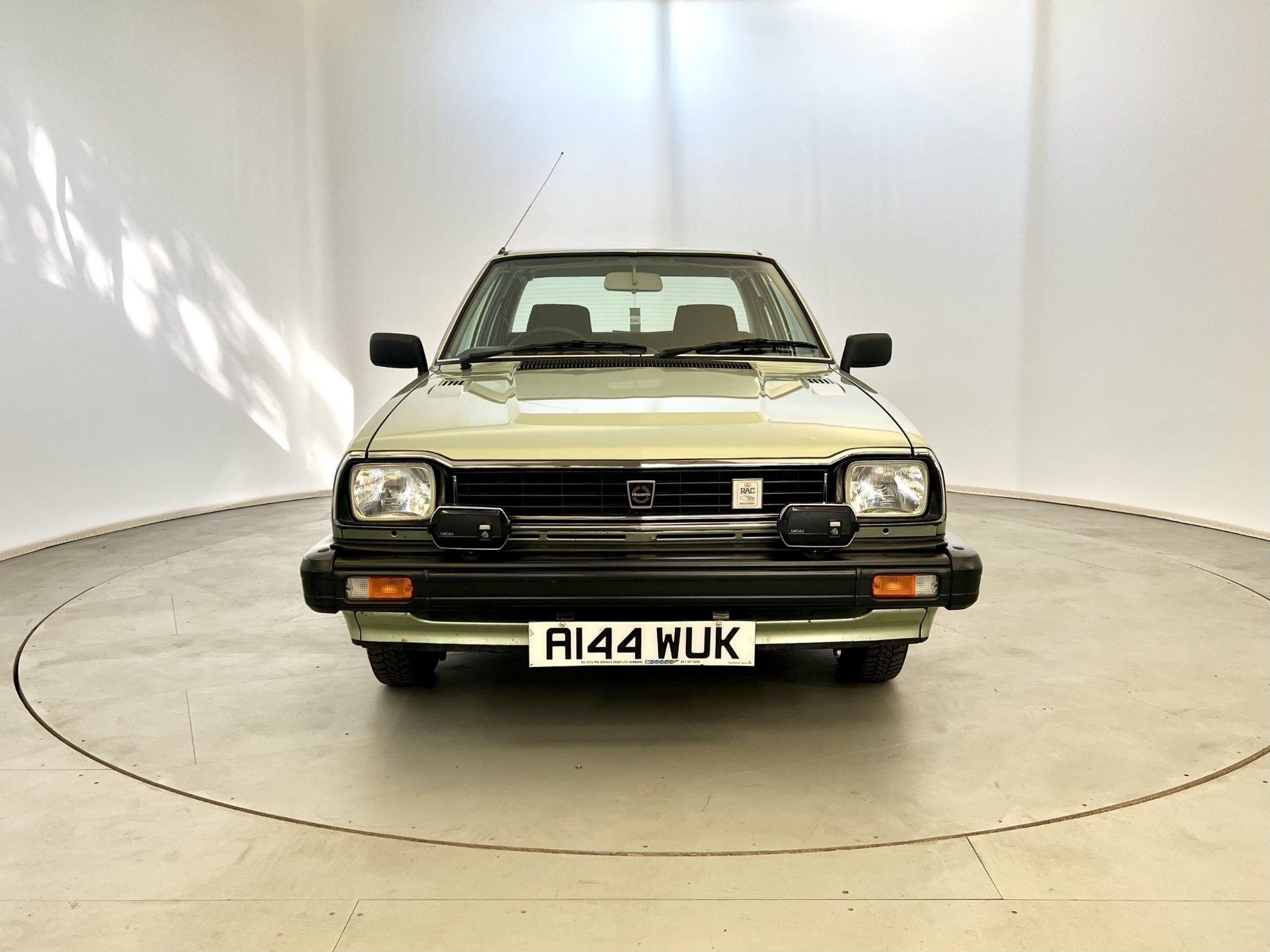 Triumph Acclaim - Image 2 of 34