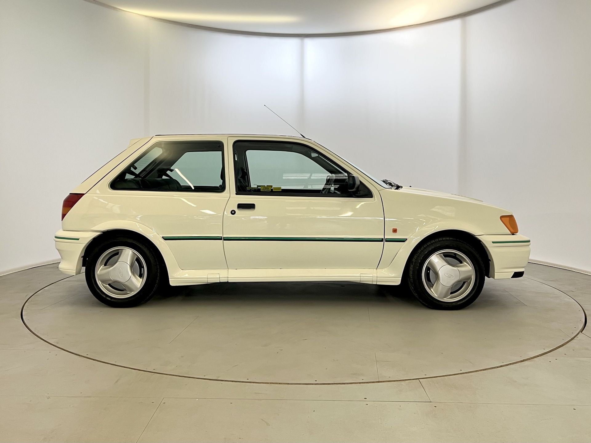 Ford Fiesta RS Turbo - Image 11 of 33