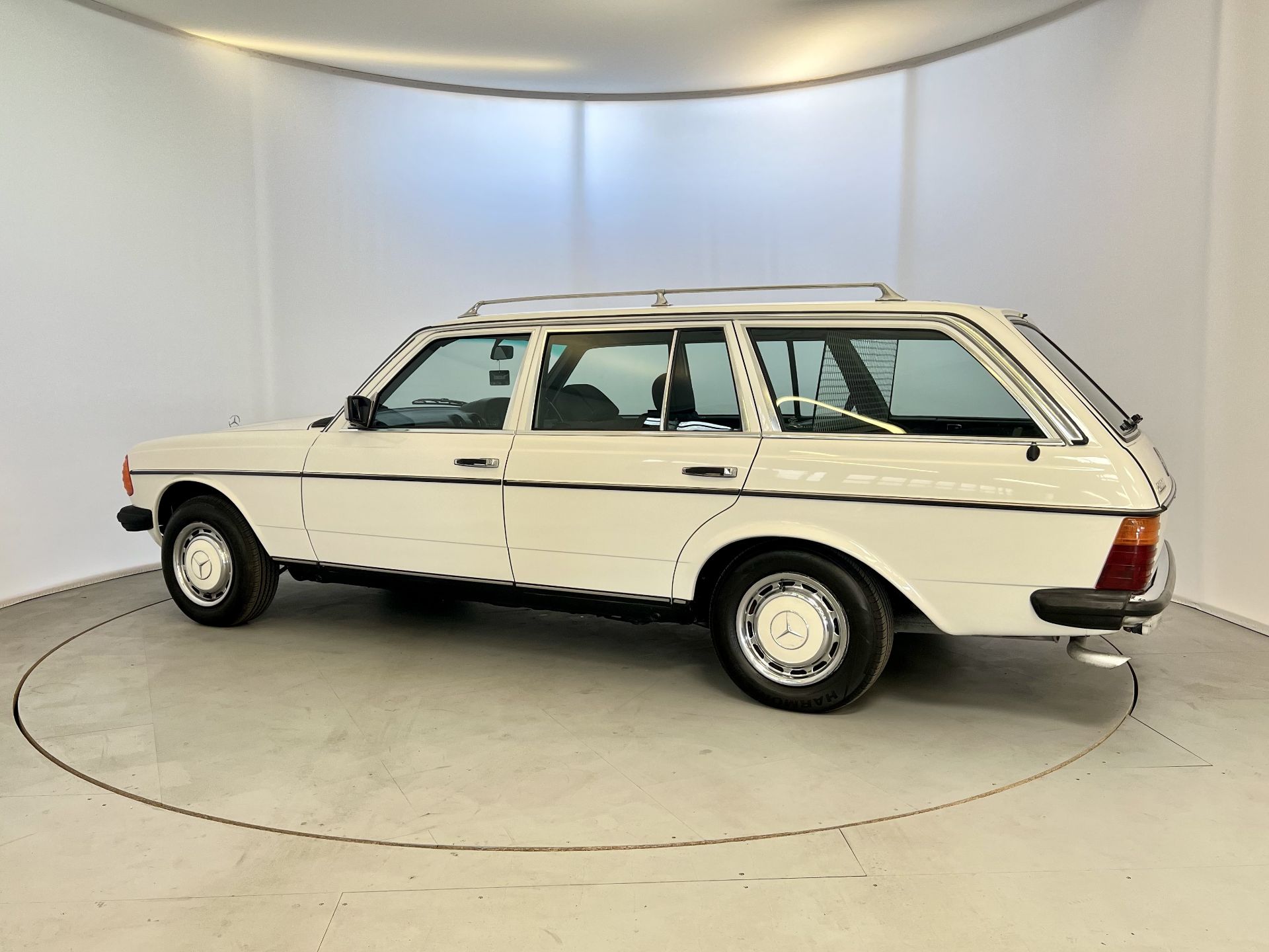 Mercedes-Benz 200T - Image 6 of 34