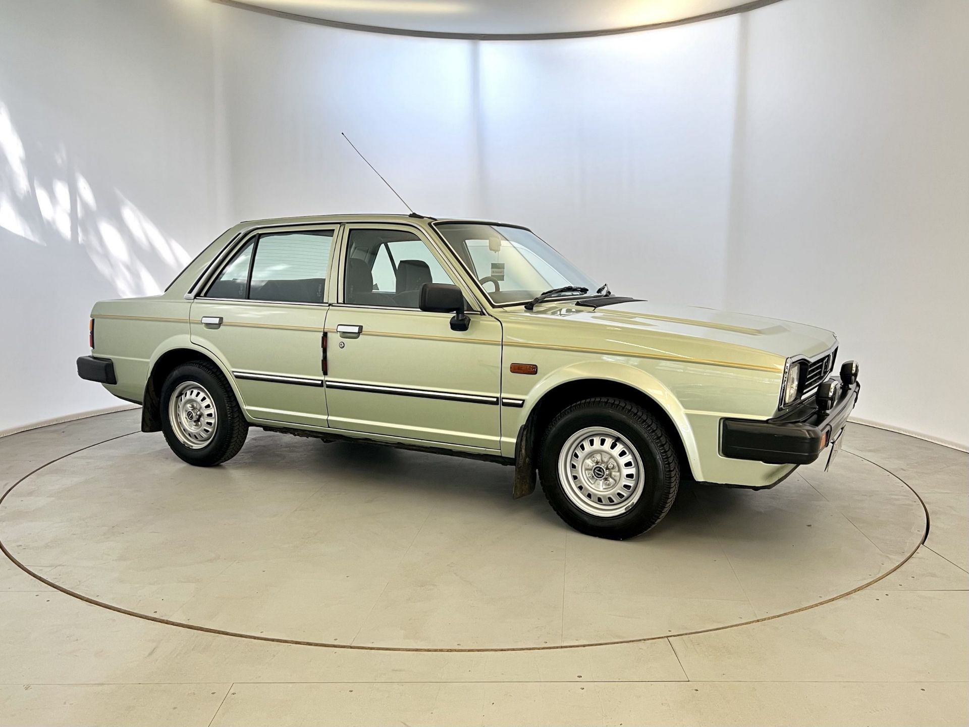 Triumph Acclaim - Image 12 of 34