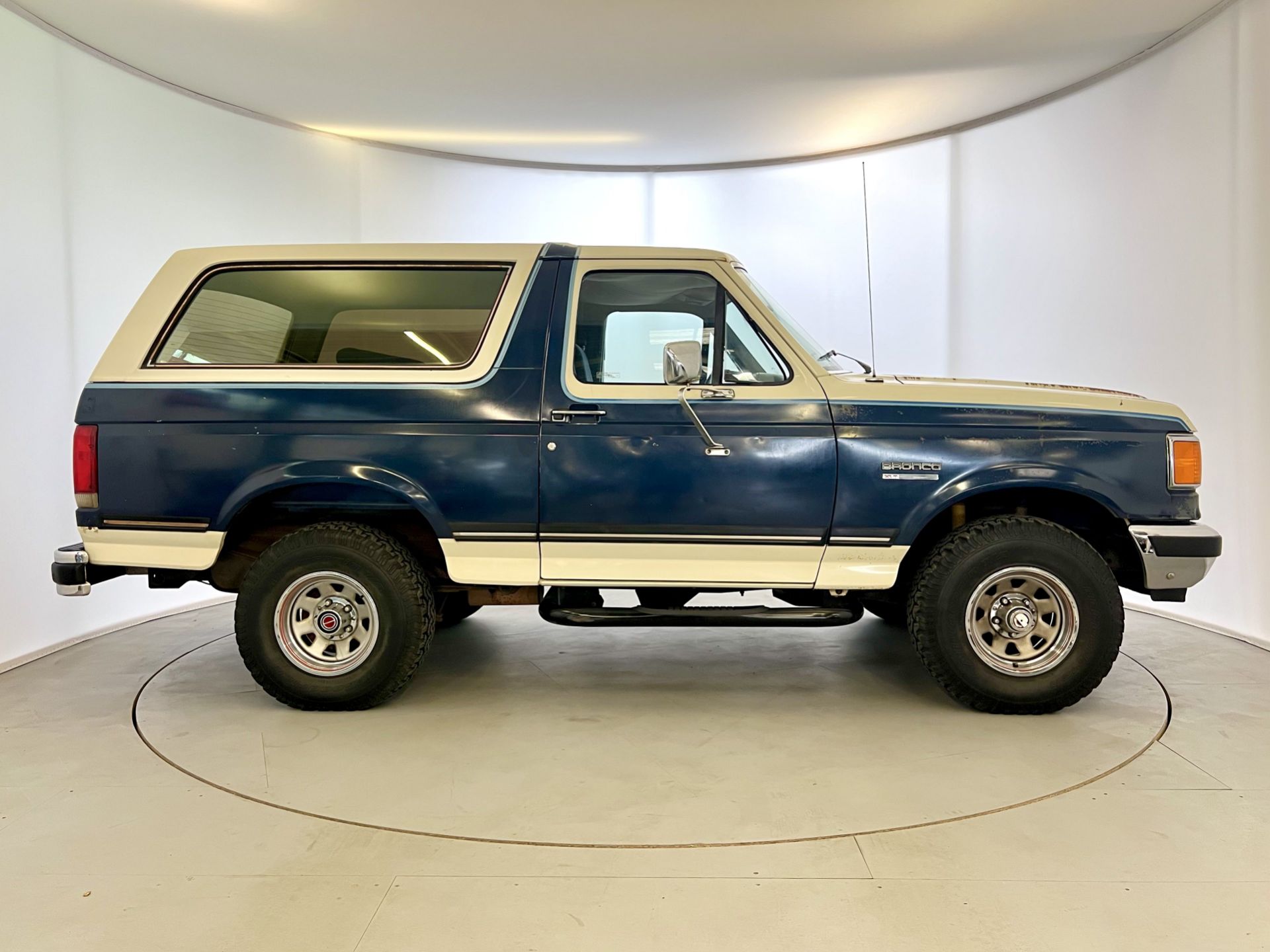 Ford Bronco XLT - Image 11 of 33