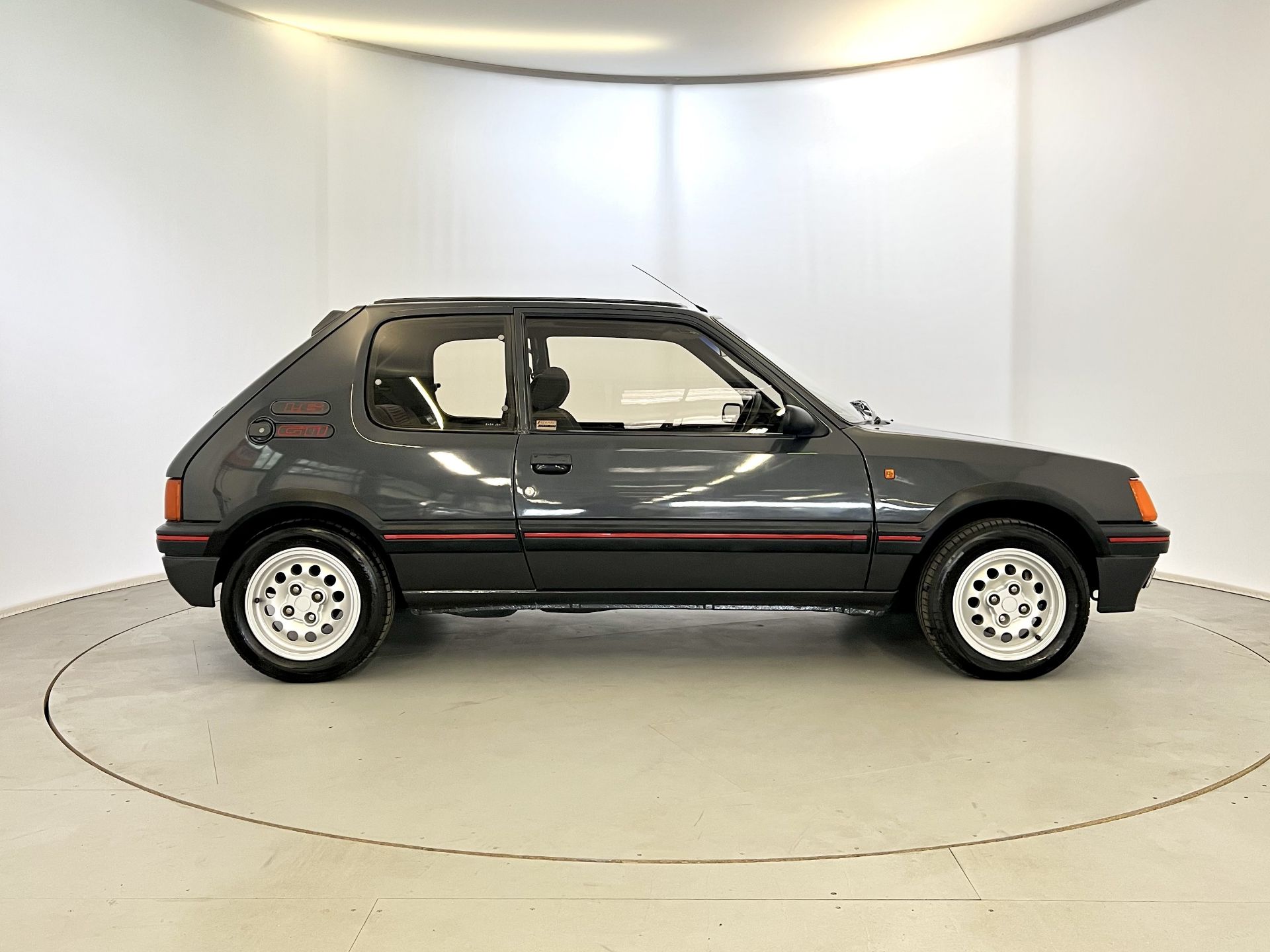 Peugeot 205 GTI - Image 11 of 31