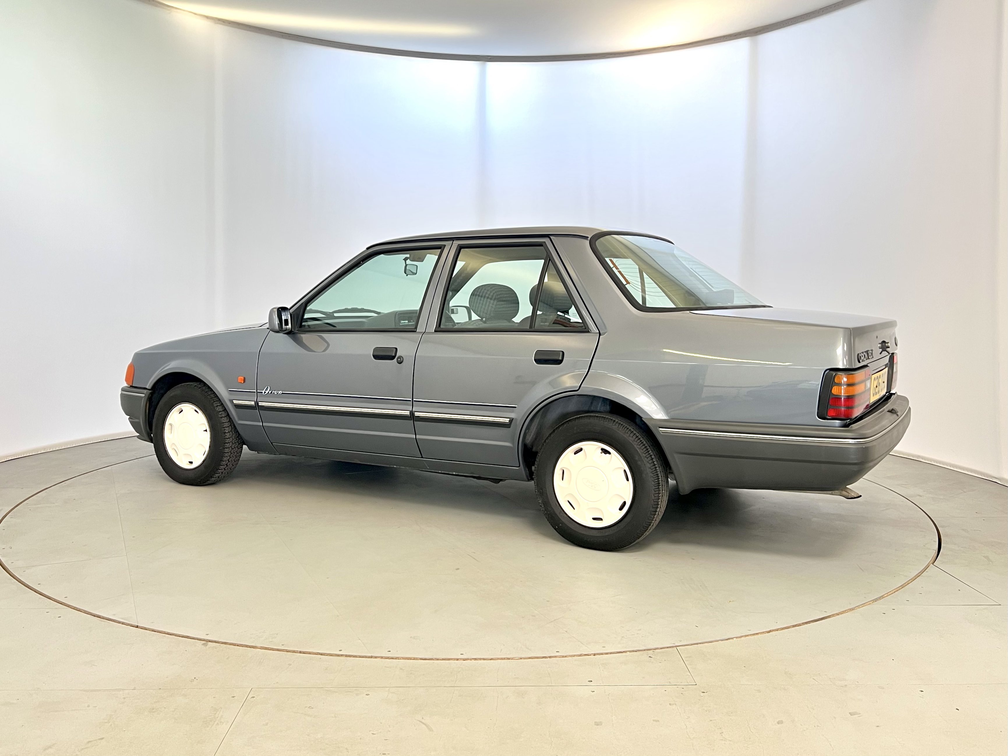 Ford Orion DX - Image 6 of 34
