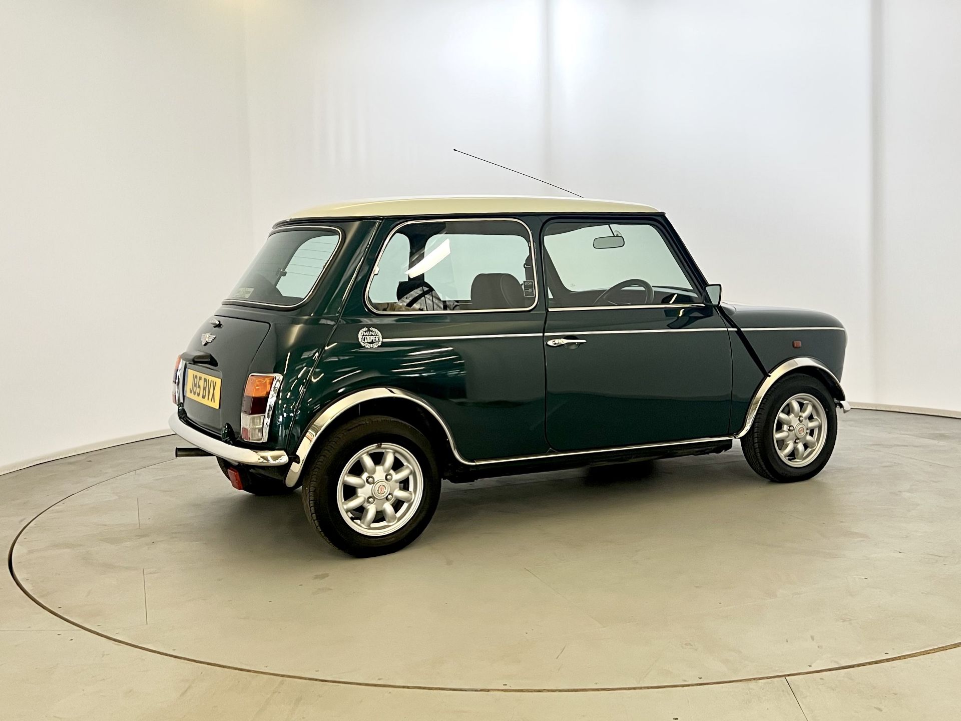 Mini Cooper - Image 10 of 29