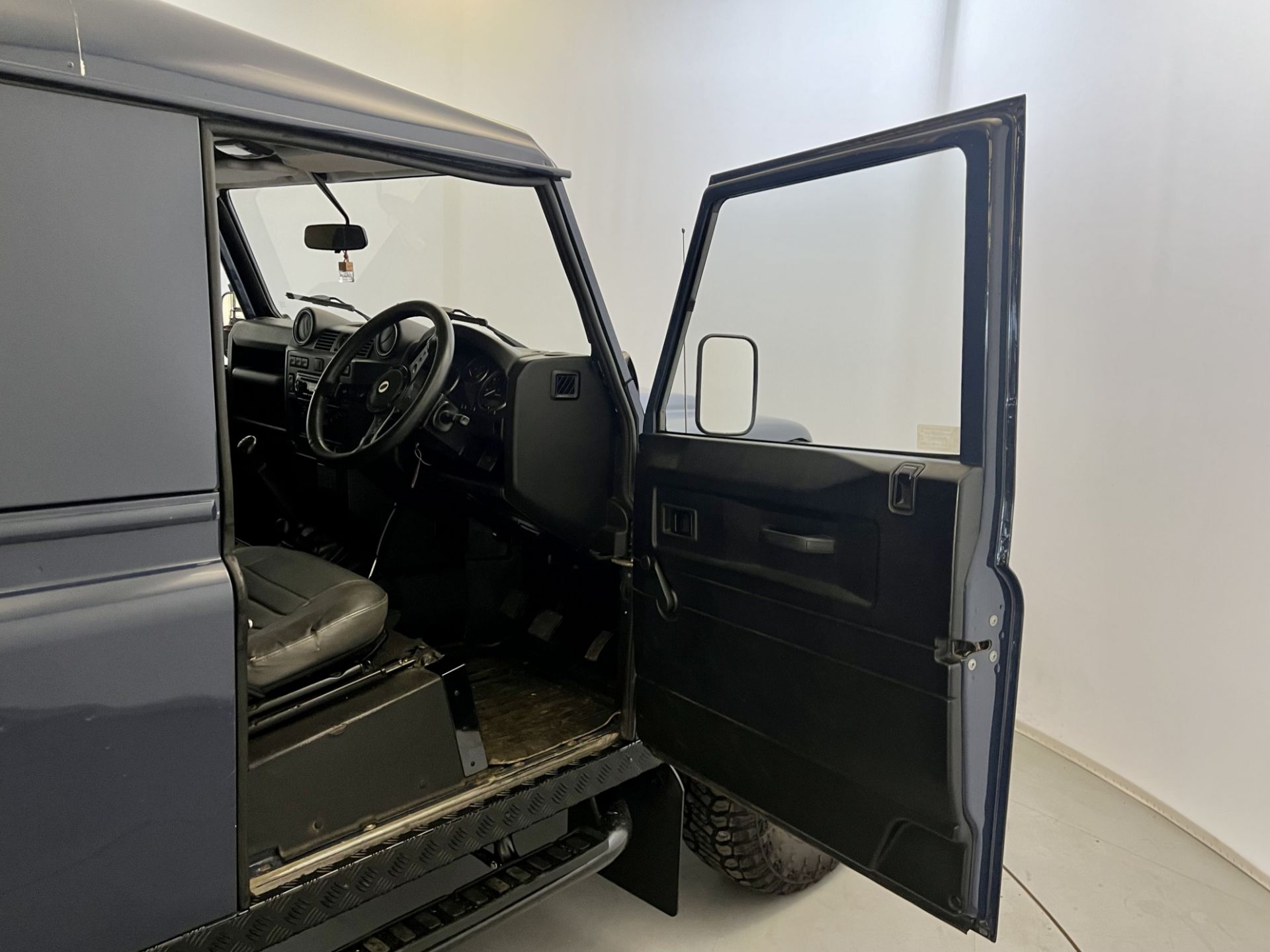 Land Rover Defender 110 TDCI - Image 19 of 31