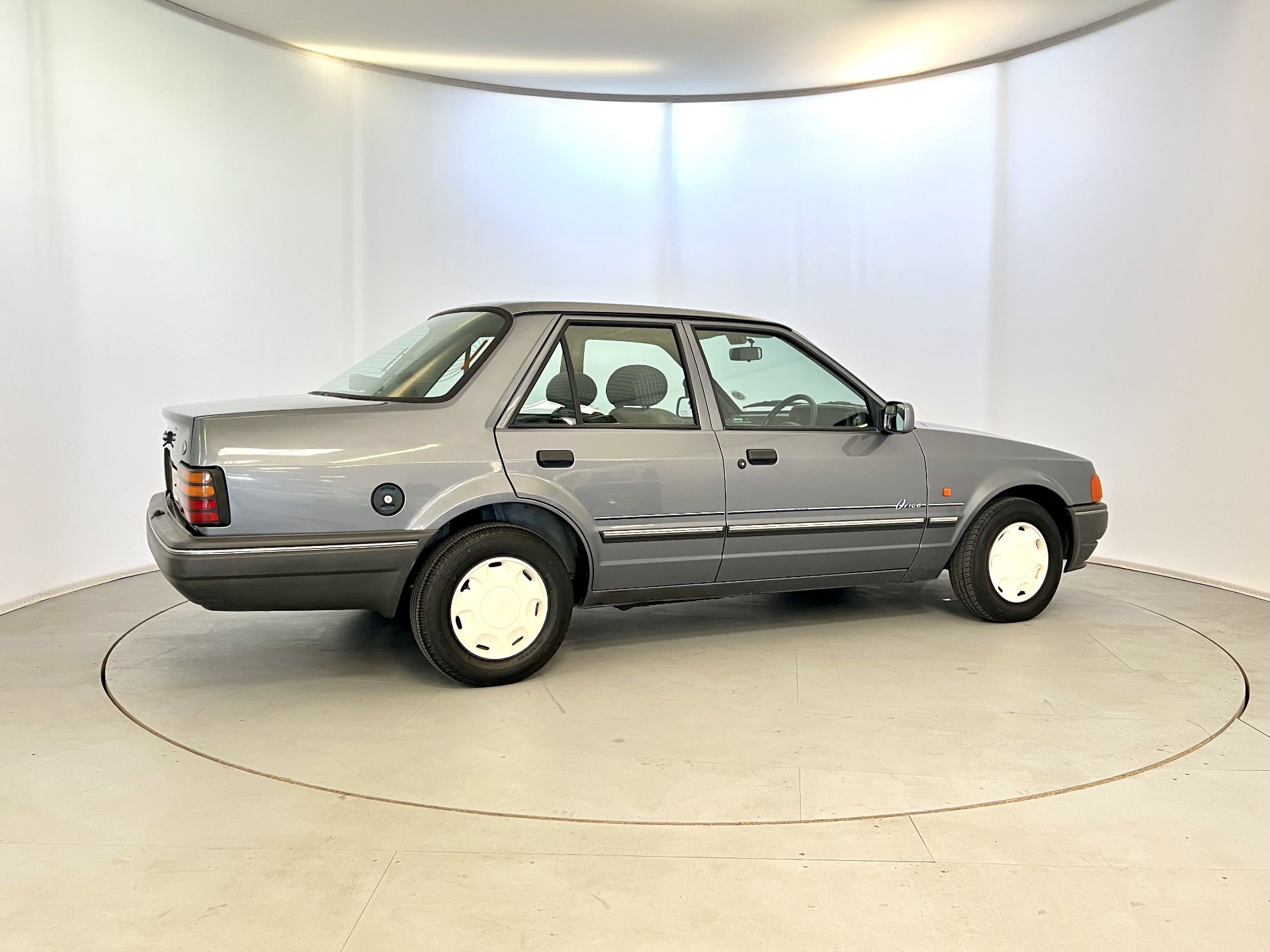 Ford Orion DX - Image 10 of 34